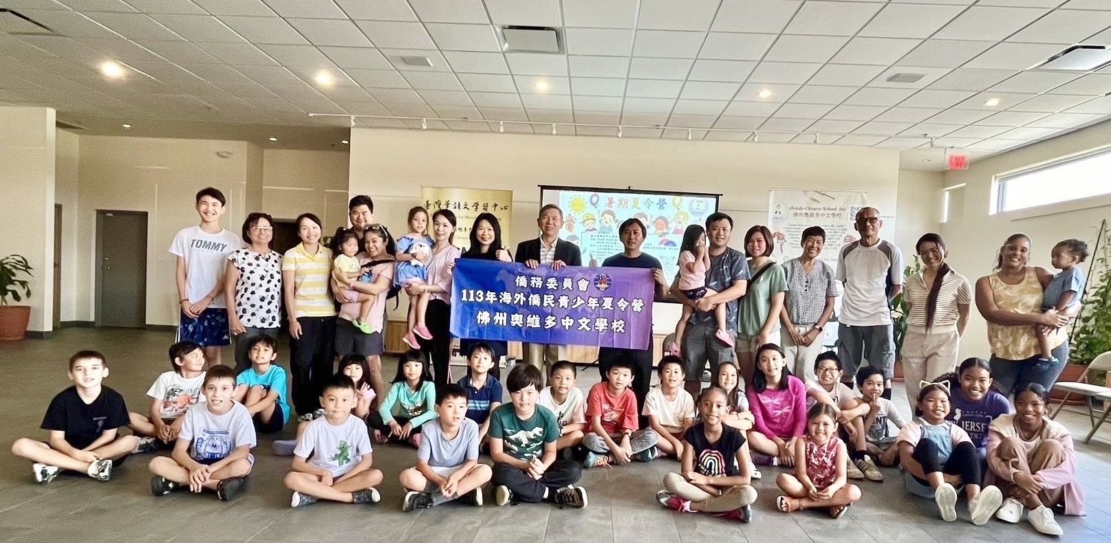 僑務秘書黃士聰(後排中)參加佛州奧維多中文學校暑期夏令營始業式與出席人員合影