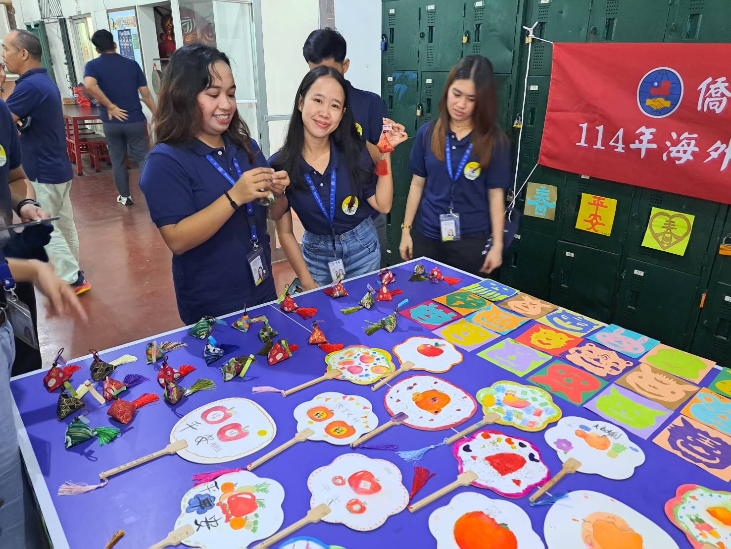 學生完成的剪紙、紙編、畫扇與香包作品色彩繽紛，充分展現學習成果。