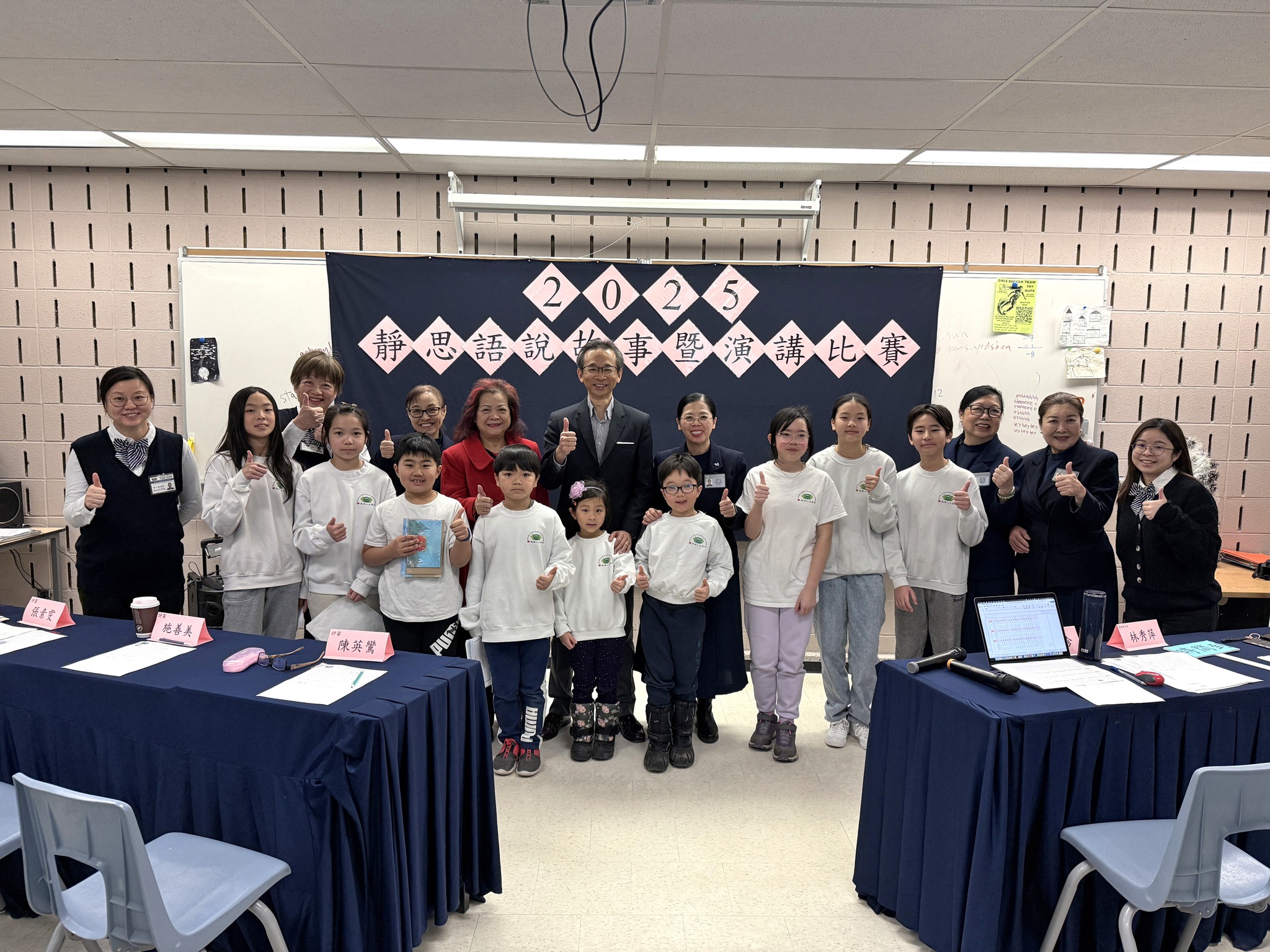 第三梯次決賽参賽者與梁毅鵬處長、黃淑珍校長、三位評審及老師們大合照。