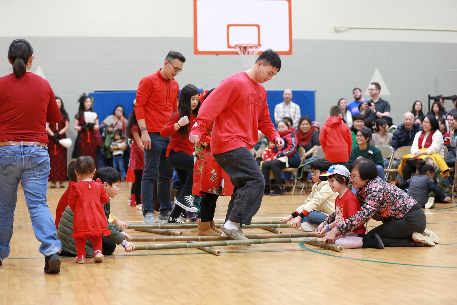 男女老少一同來體驗竹竿舞