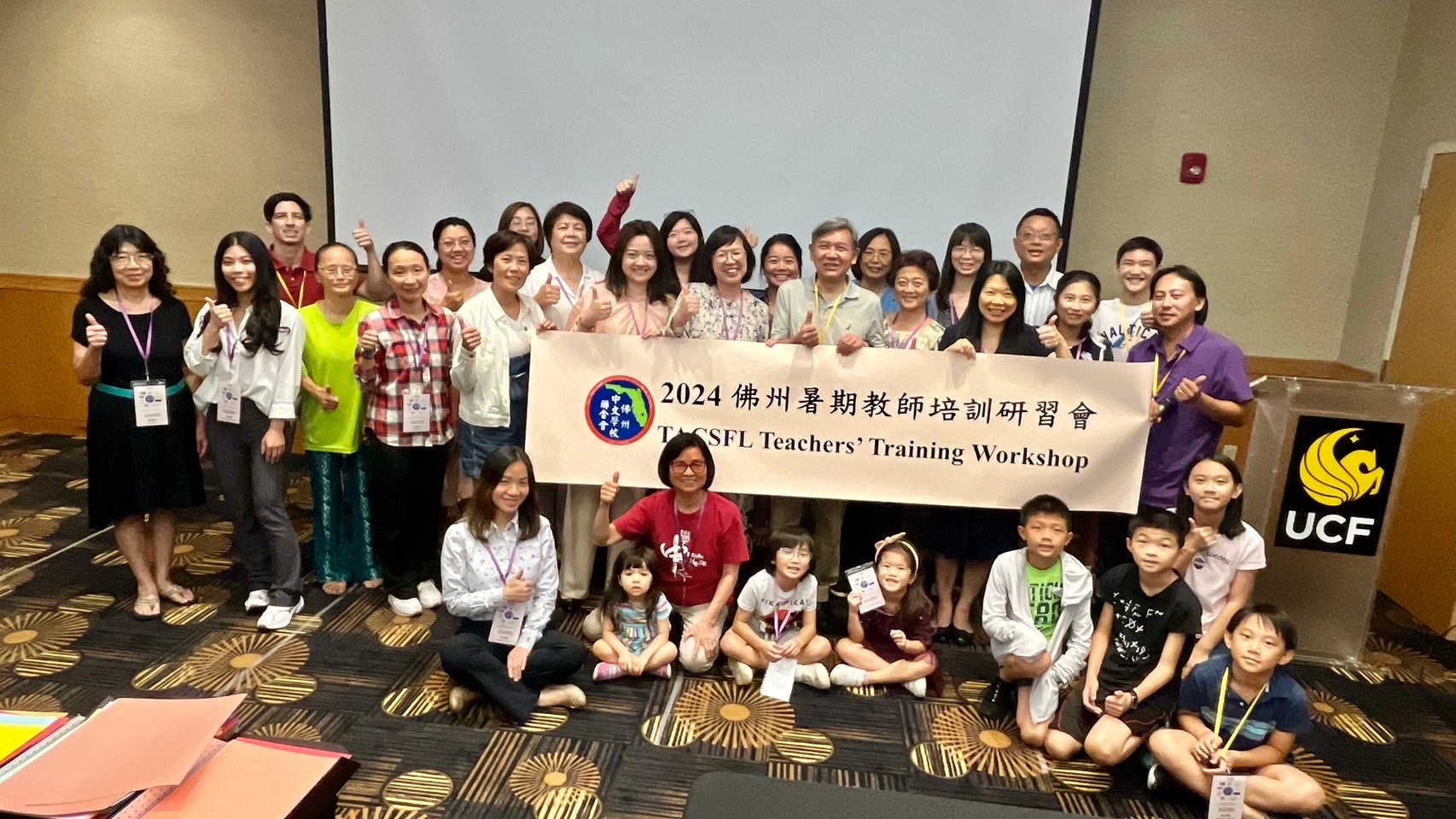 始業式上兩位巡迴講座老師與學員合影