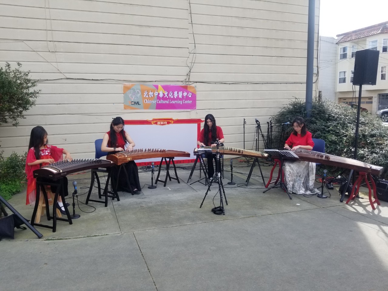 現場盪漾著悠然的琴韻，藉著古箏孩子們體驗了中華音樂的魅力!