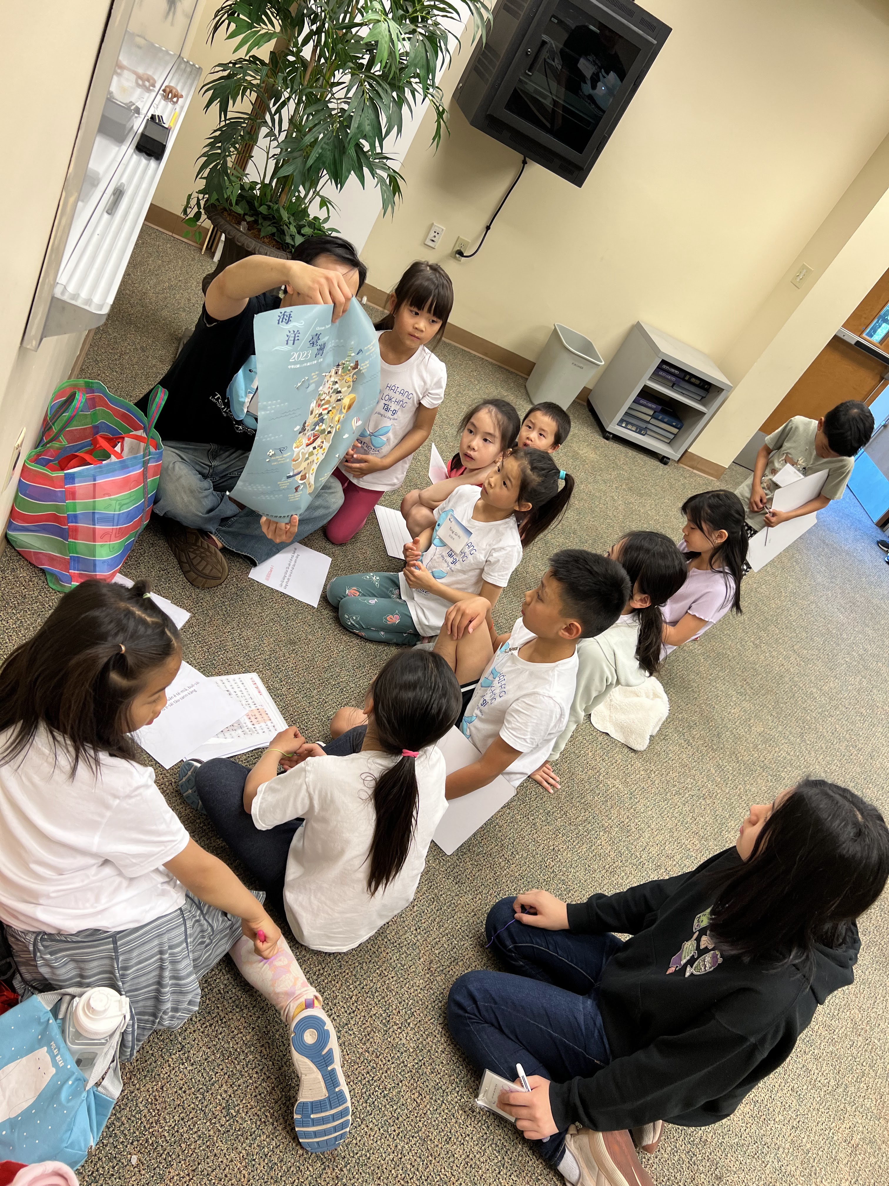 尋寶遊戲： 十八世紀台灣海盜蔡牽與蔡牽媽，帶領海盜「大出海」，四處「徵稅」或行搶。他們將所得分做三份，「公司」份用來建廟、修船，「地」份埋藏某處，「人」份大家分贓。時至今日人們都不知道「地」份寶藏藏於何處。 教師安排尋寶活動，以代號解碼出台語羅馬字，讓學員一邊尋寶、一邊學習台文羅馬字。