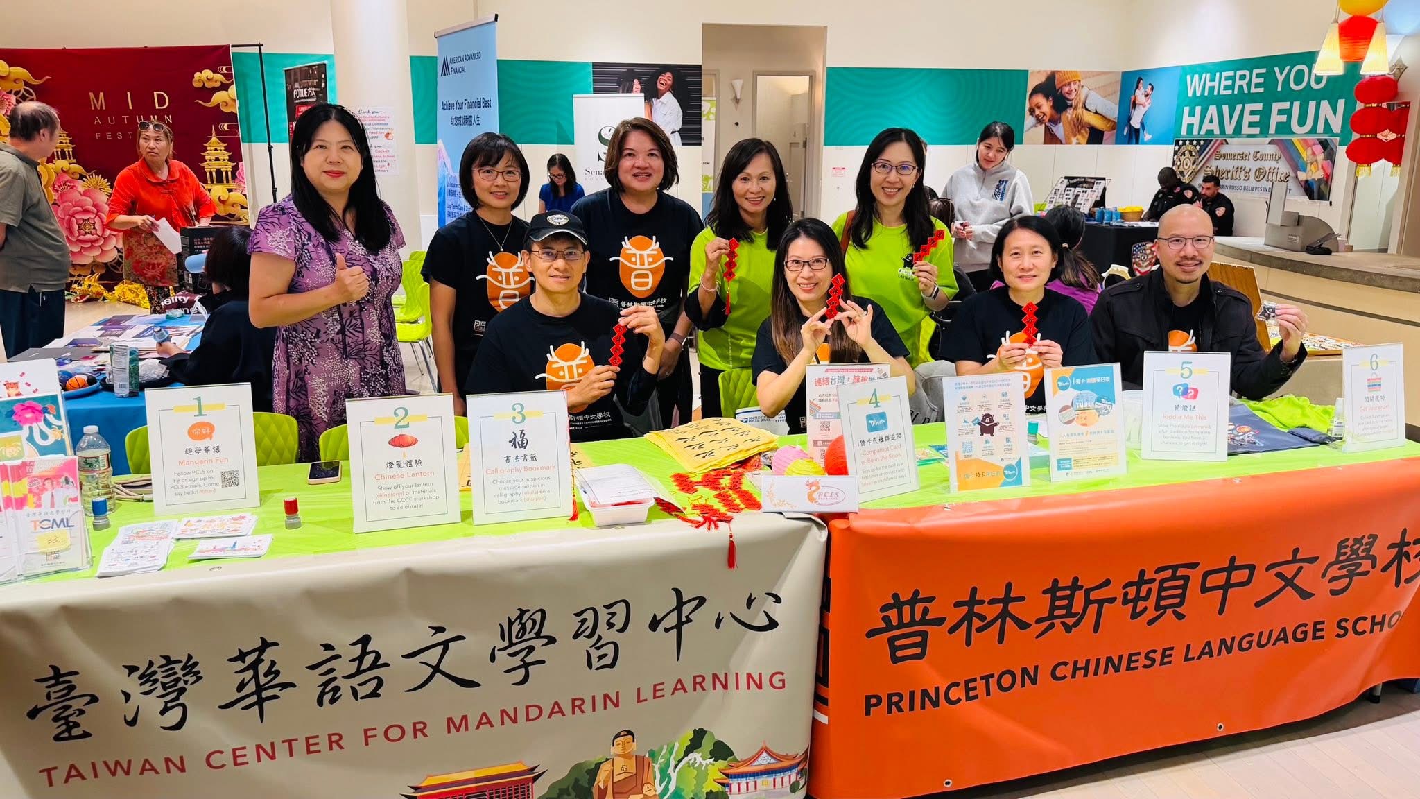 義工們將六站點設置完備，愉快合影 