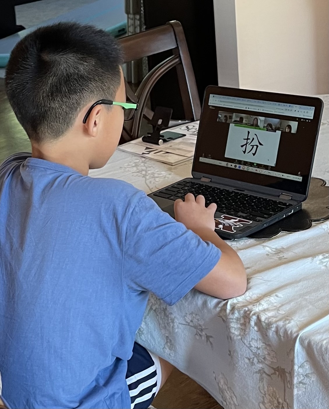 10 月 19 日 學生在家裡參加識字檢定