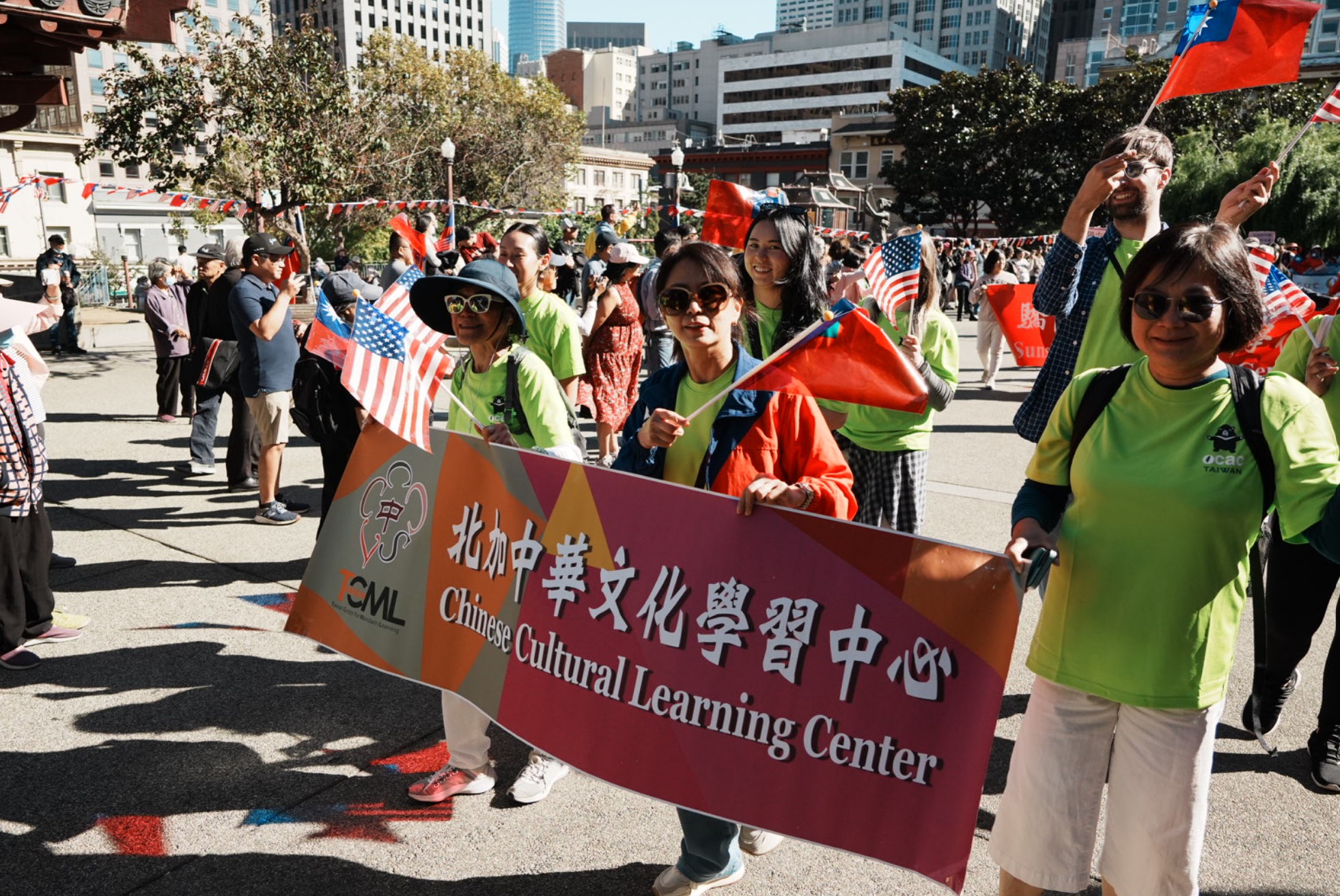 當天陽光明媚，廣場上人潮湧動，師生們以昂揚的精神迎接這一年一度的重要時刻。