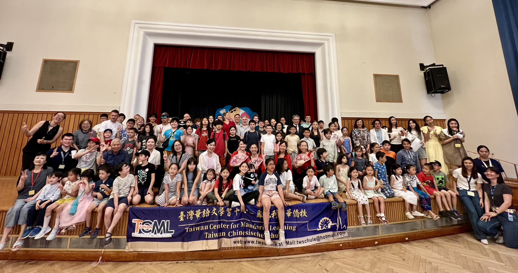 全校師生與駐奧地利代表劉玄詠合照