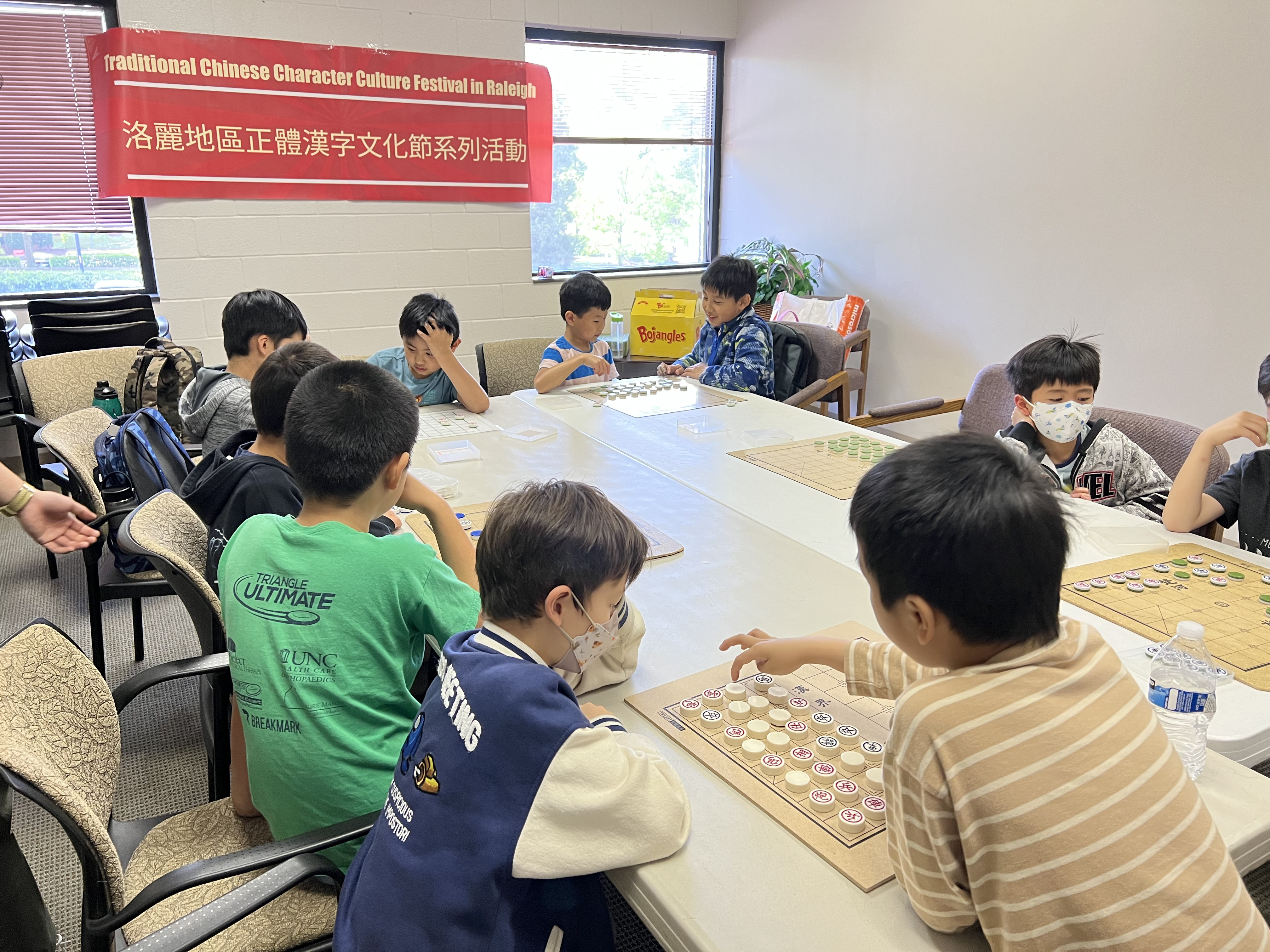 個個絞盡腦汁、在棋盤上拼搏的參賽選手們