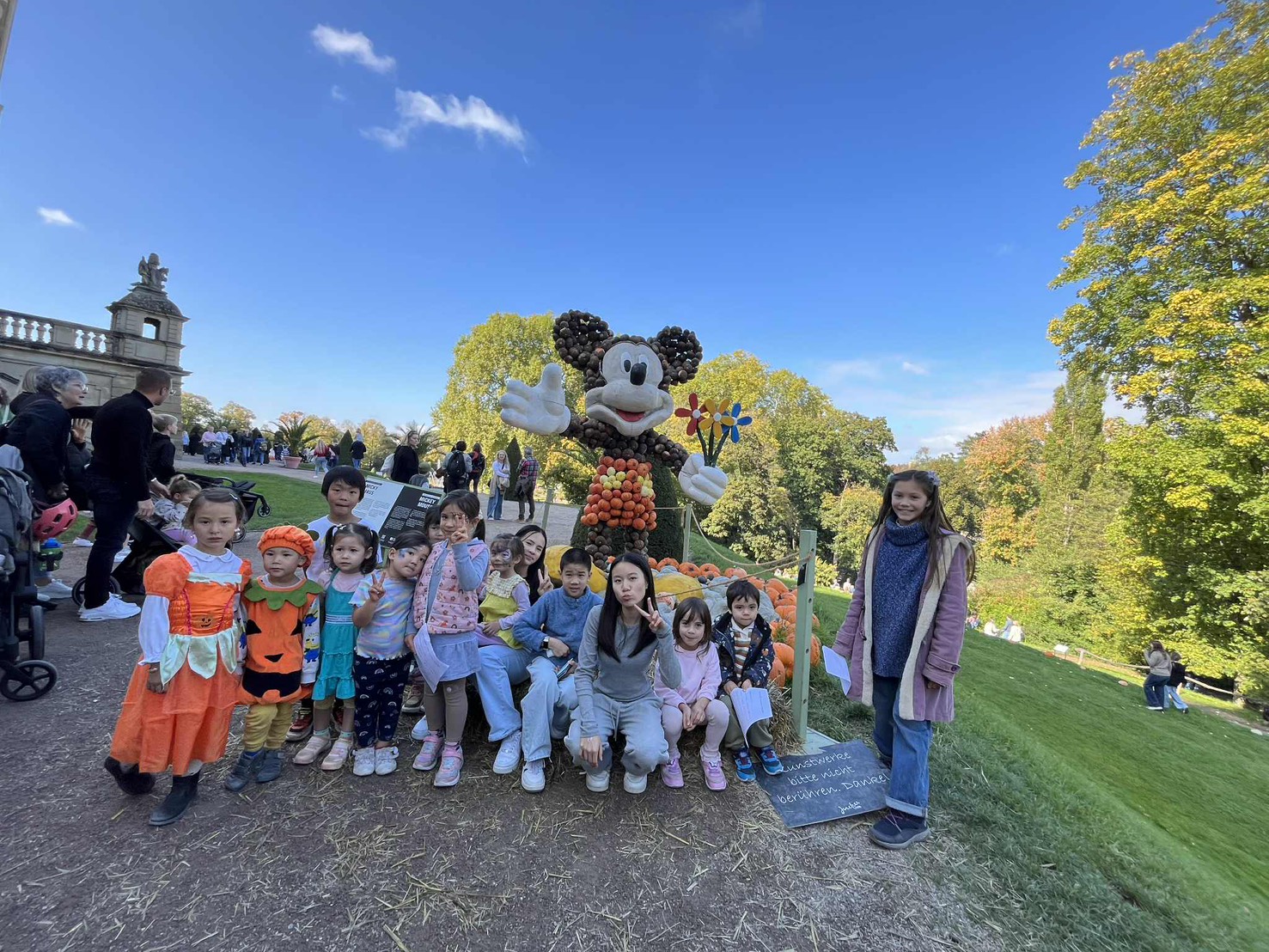 戶外教學「路堡南瓜日」，一起用中文，分組完成交付任務。