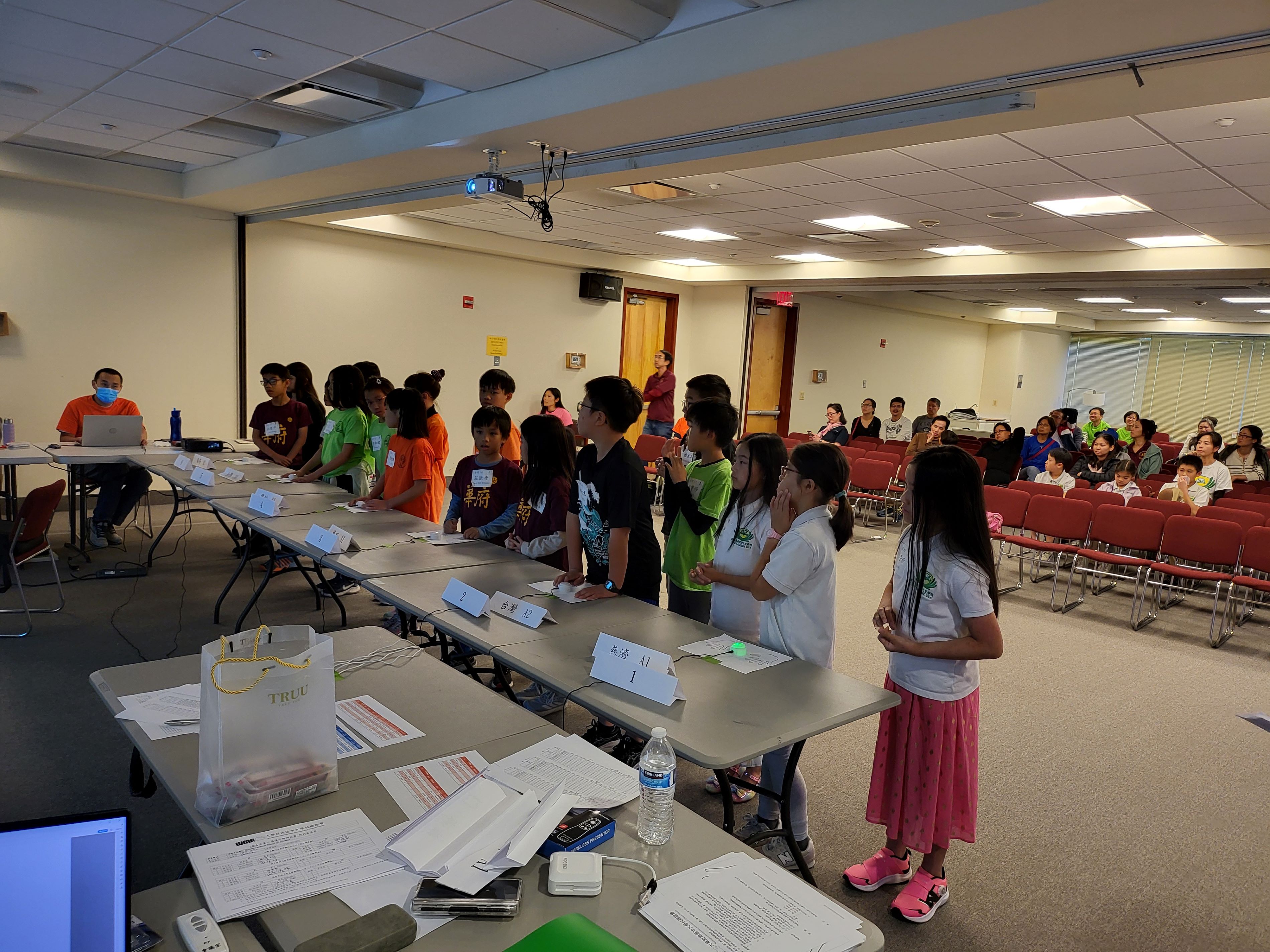 正在小心謹慎回答的小學組同學