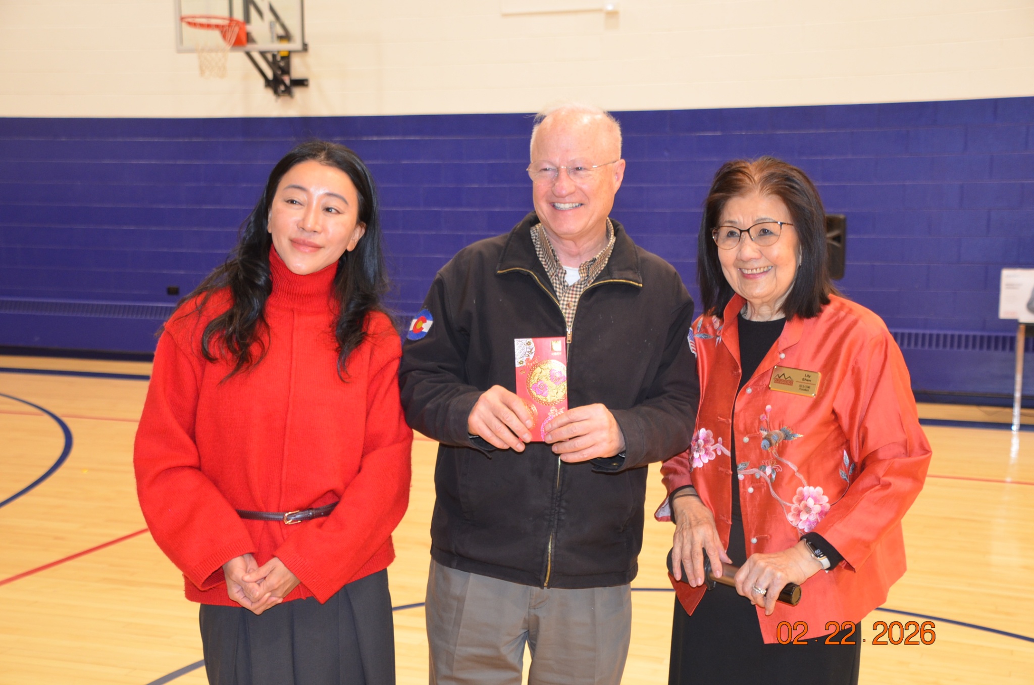 TECO 黃虹慧處長發紅包給奧羅拉市市長 Mike Coffman