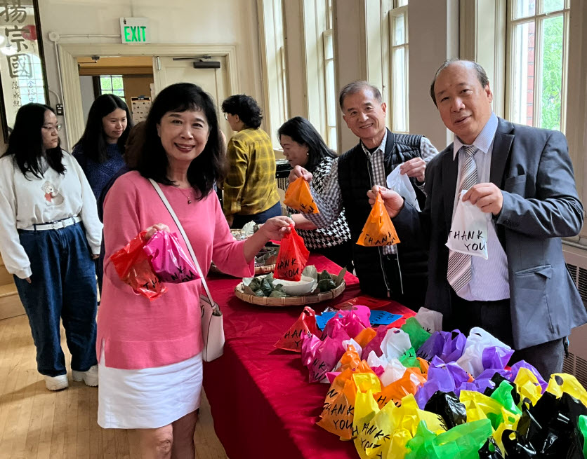 林昭宏校長超暖心的贈送一人一份「粽」禮，祝福大家端午節快樂