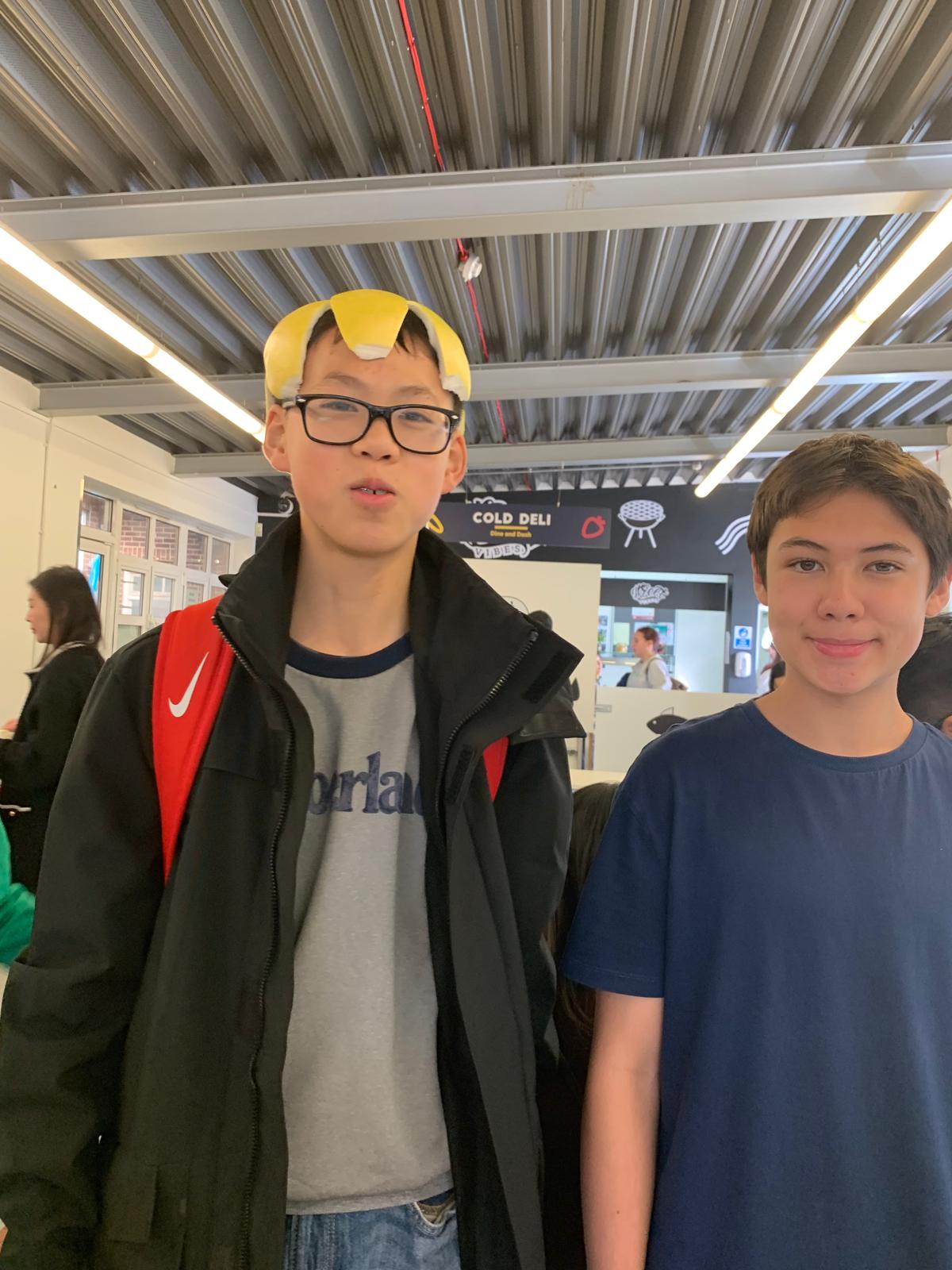 高年級學生開心戴著柚子帽