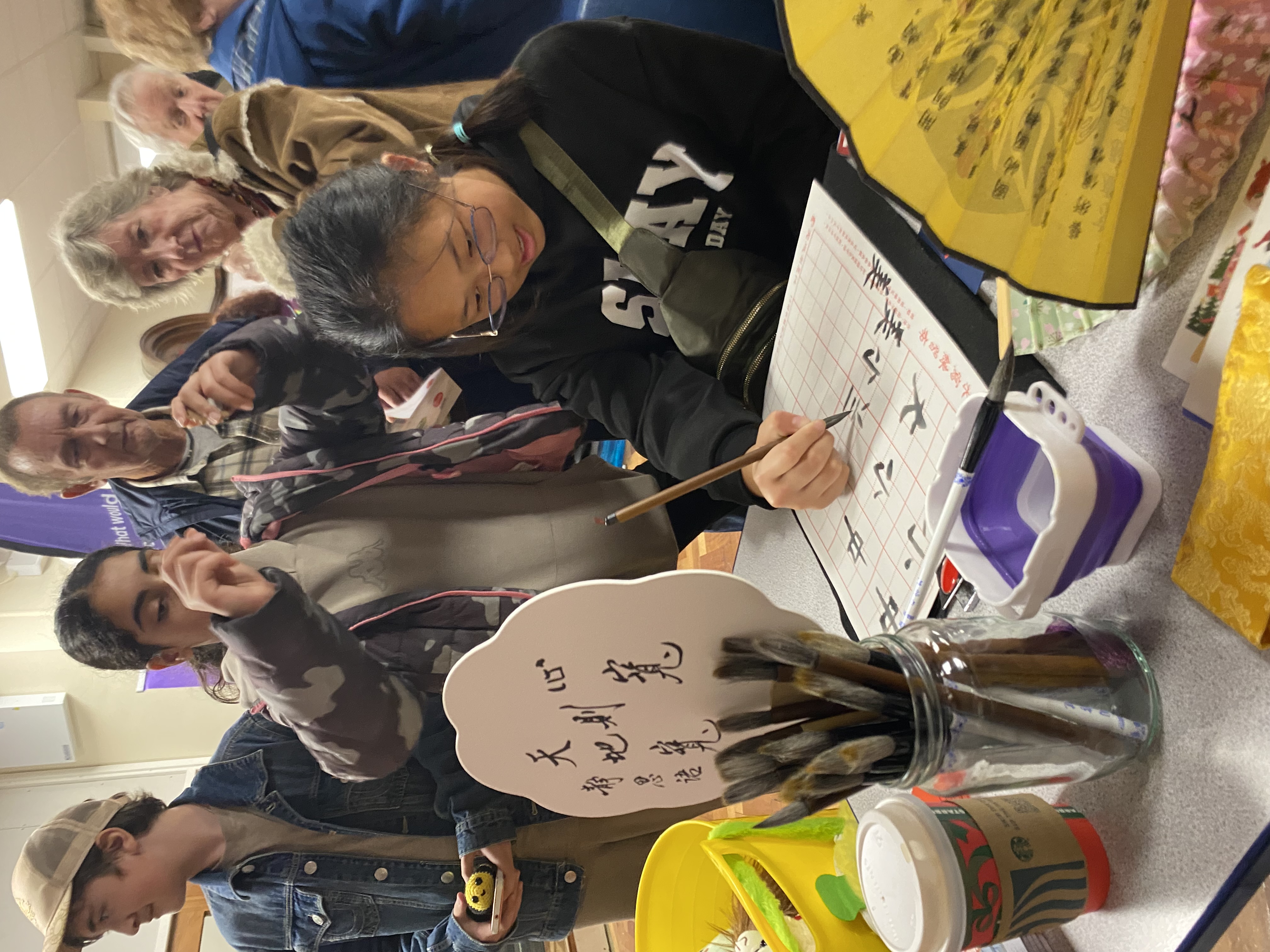 教寫毛筆字的同時分享慈濟靜思語