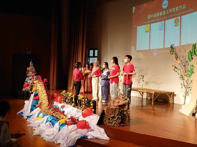 在成果展演中表揚得獎同學，並將作品展出，是對努力學習的肯定，也對其他同學起到帶動的作用。