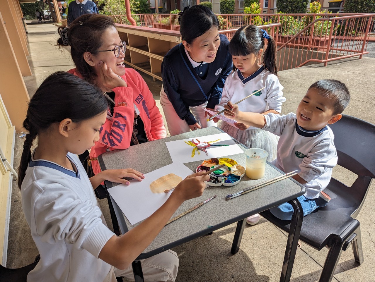 孩子們畫孝親畫像