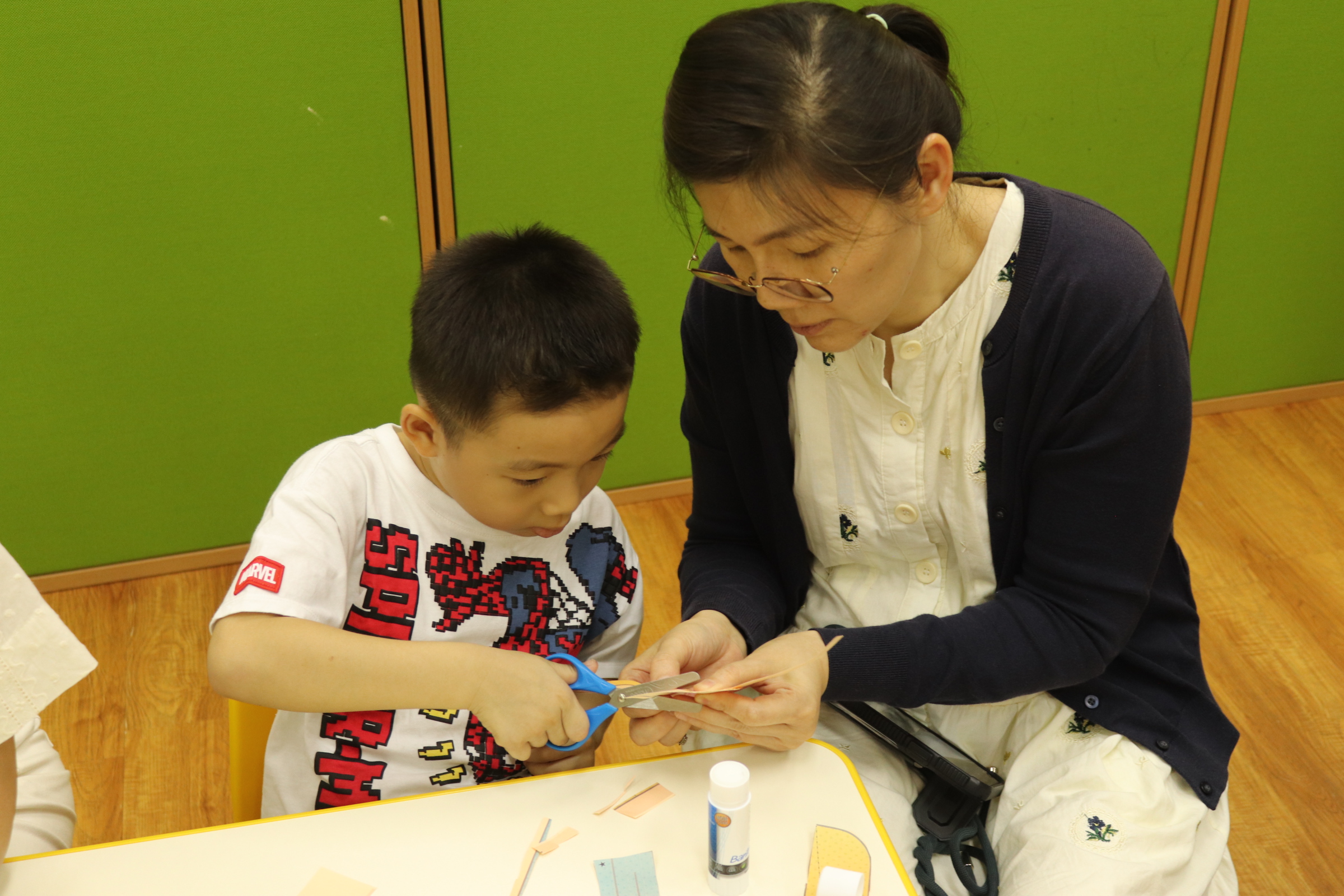 何剪出對稱的紙飛機。