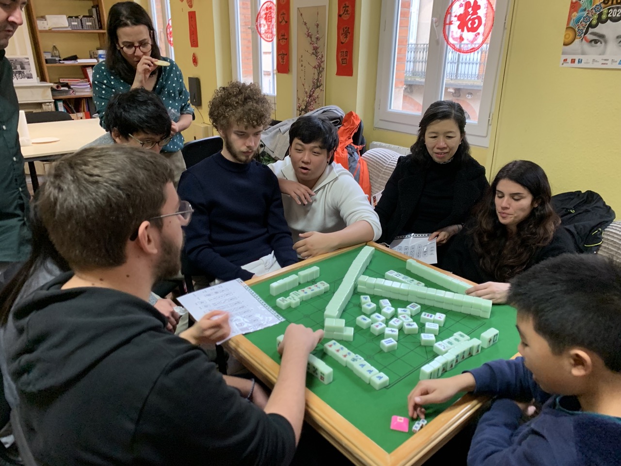 麻將遊戲體驗。讓學生以體驗新年期間的社交活動，也象徵著好運與家庭團聚。