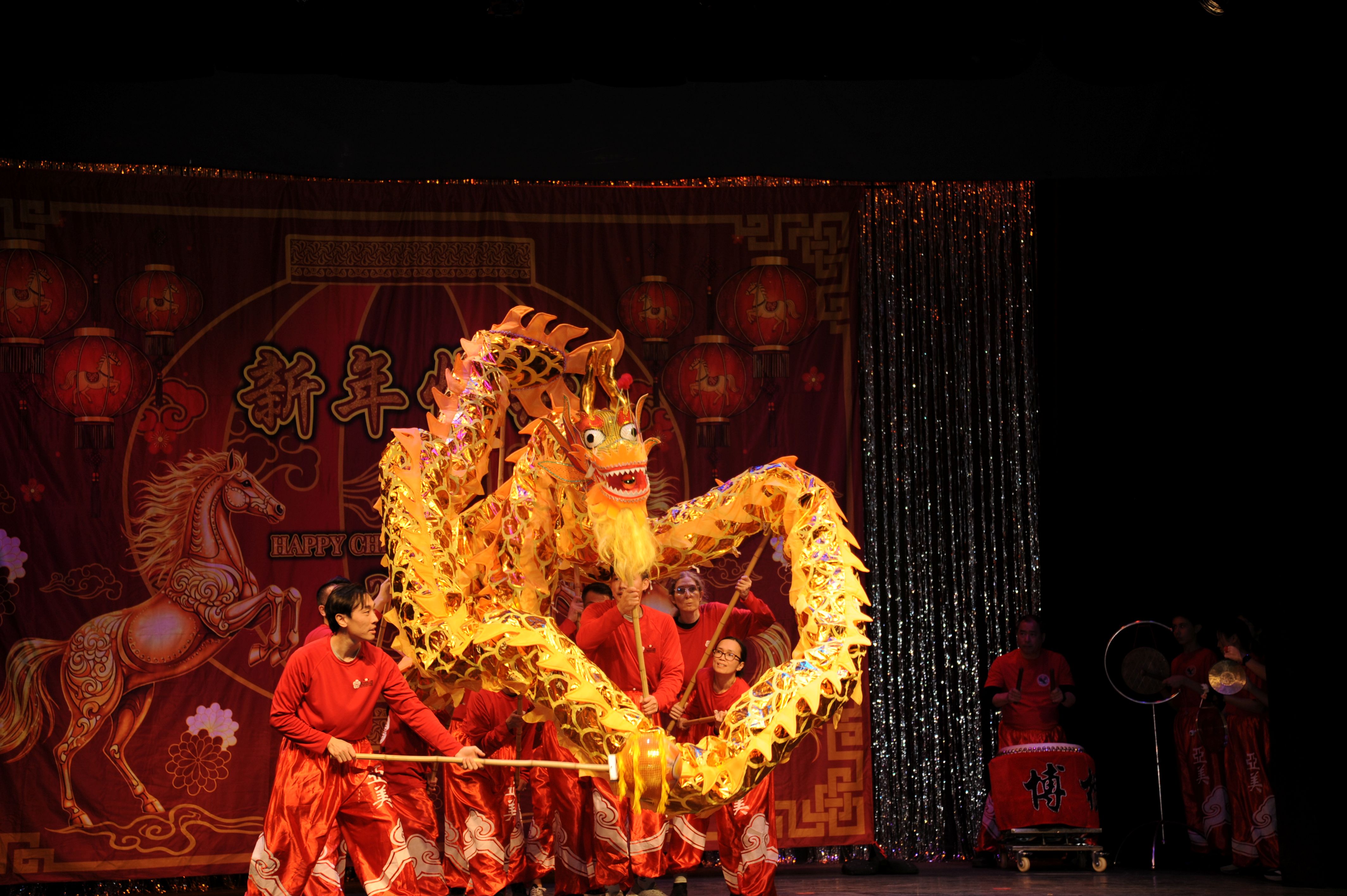 由家長共同舞動的金龍在場中穿梭巡禮，將新年的福氣與希望傳遞給現場的每一個人。