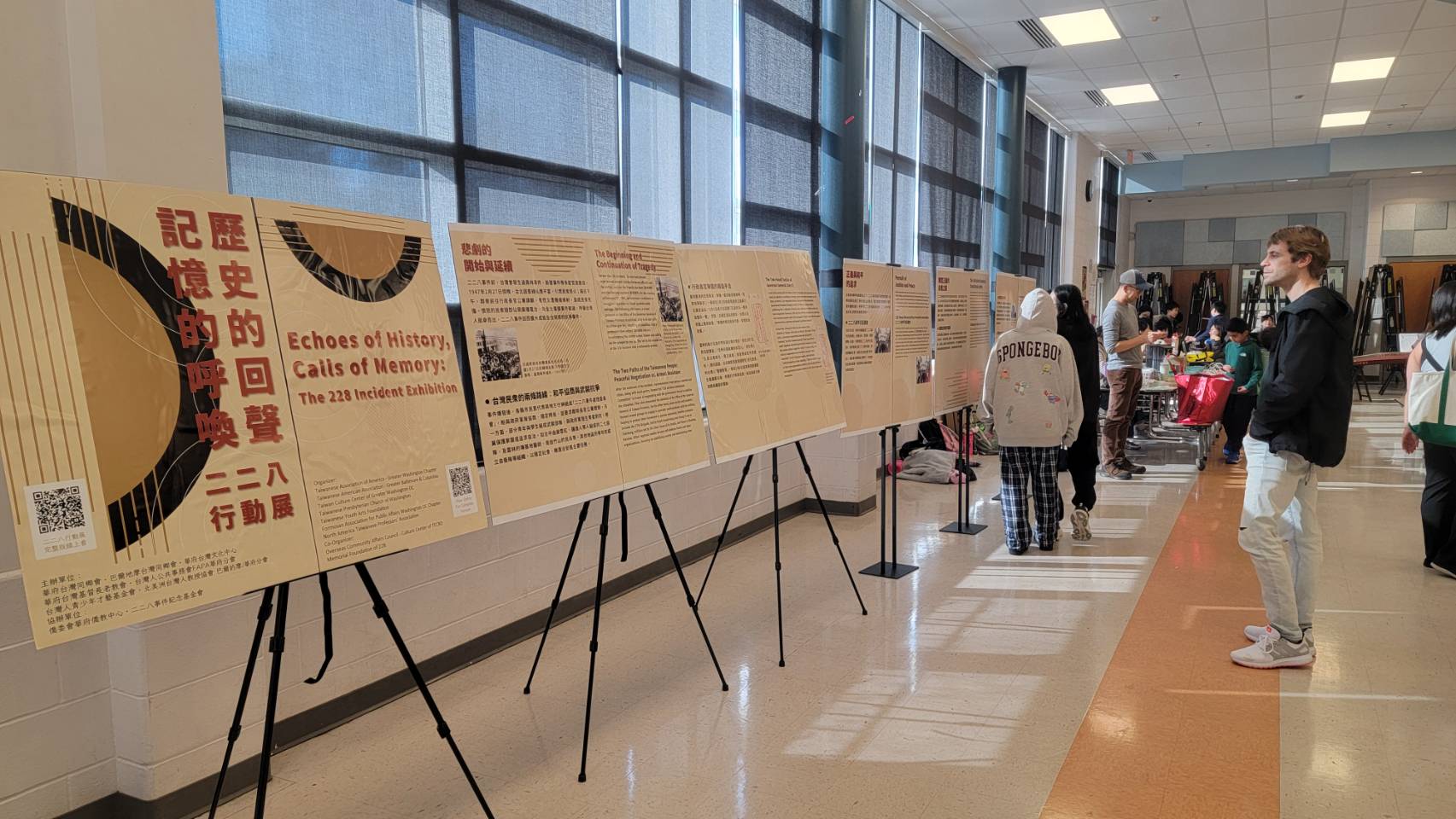 成人學生正在觀賞展出作品