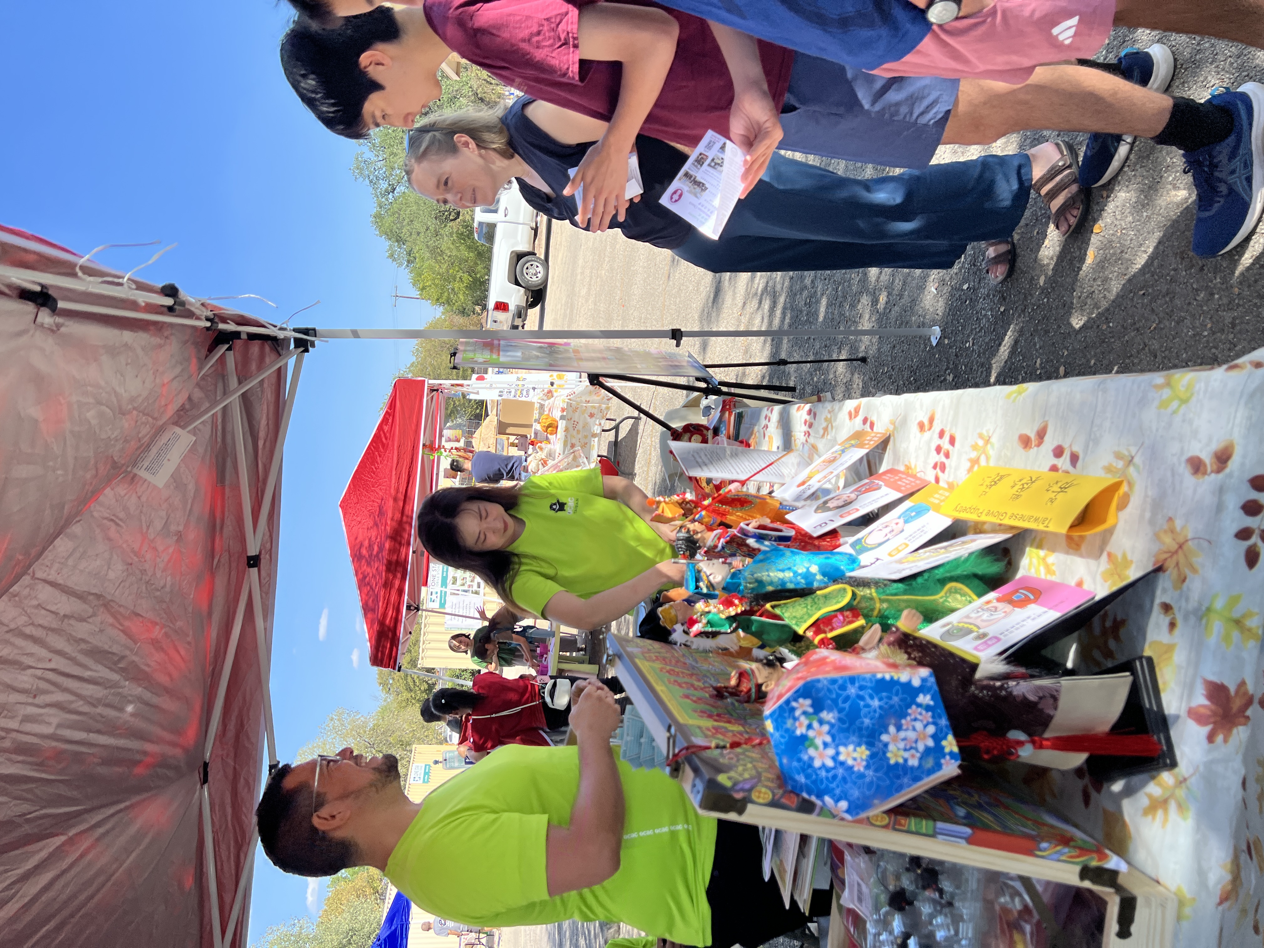 TCML-GMA 302班學生康阿龍熱心參與義工介紹華語課程