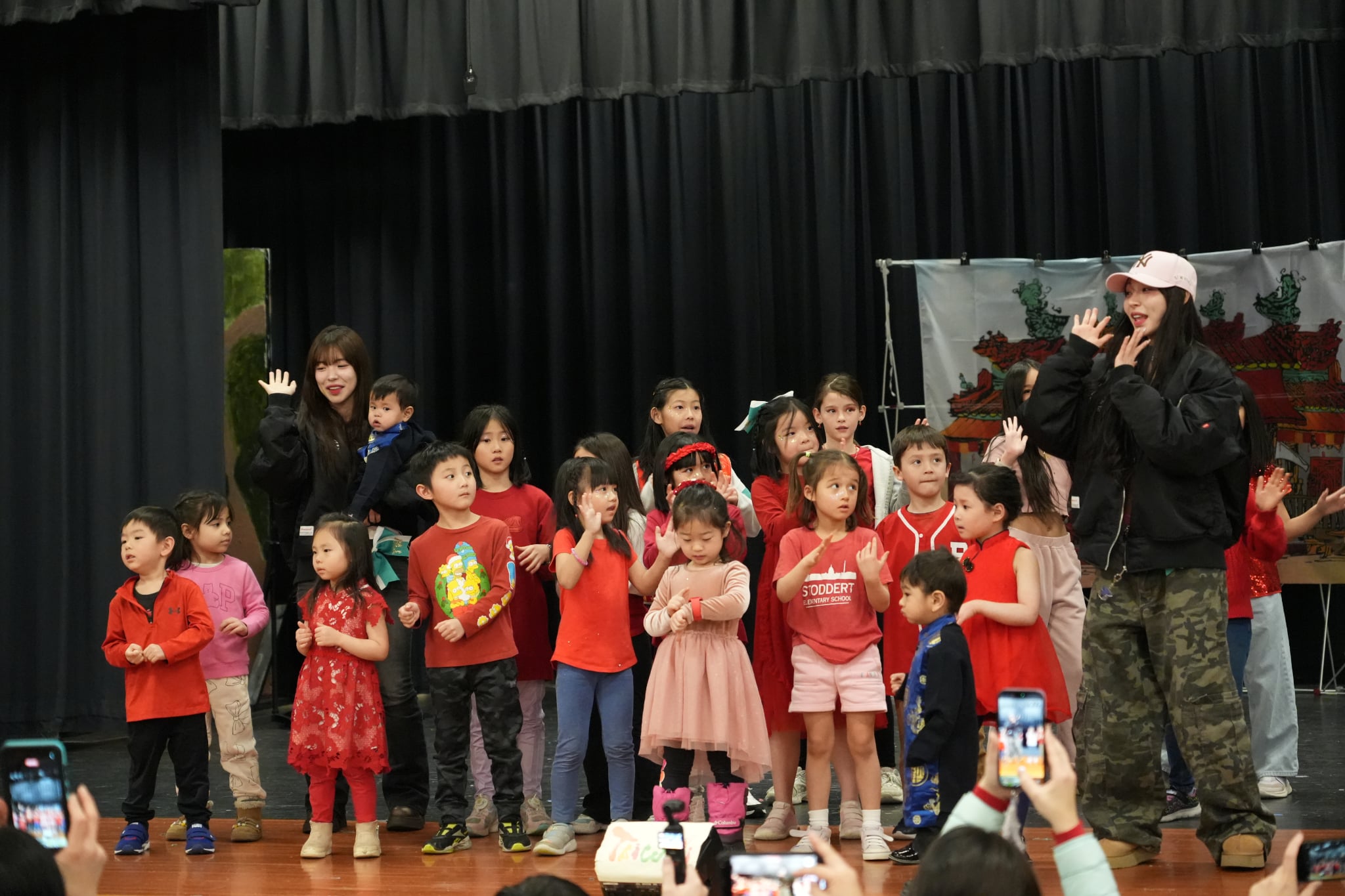 林襄與李多慧驚喜現身，與學生互動帶動跳