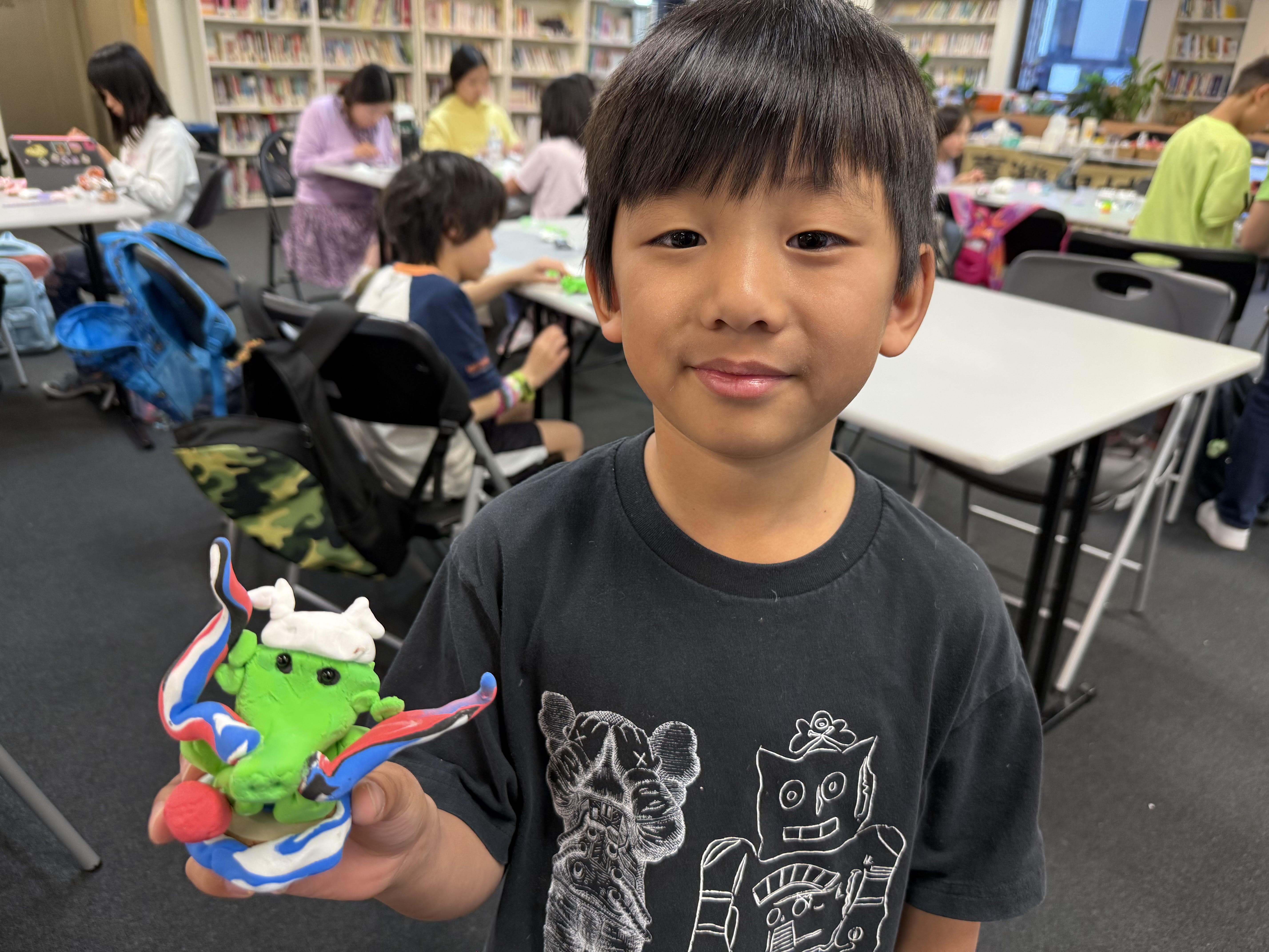 捏麵人的活動, 可以展現每一位同學的創意潛力，設計出「龍」、「狐狸」、「黑熊」、「青蛇」、「小豬」與「小貓」等造型，作品色彩繽紛、栩栩如生，充分展現童心與藝術想像力。