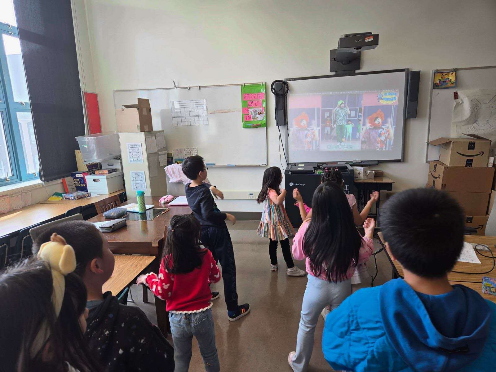 低年級班的孩子們在中文課上學習唱歌