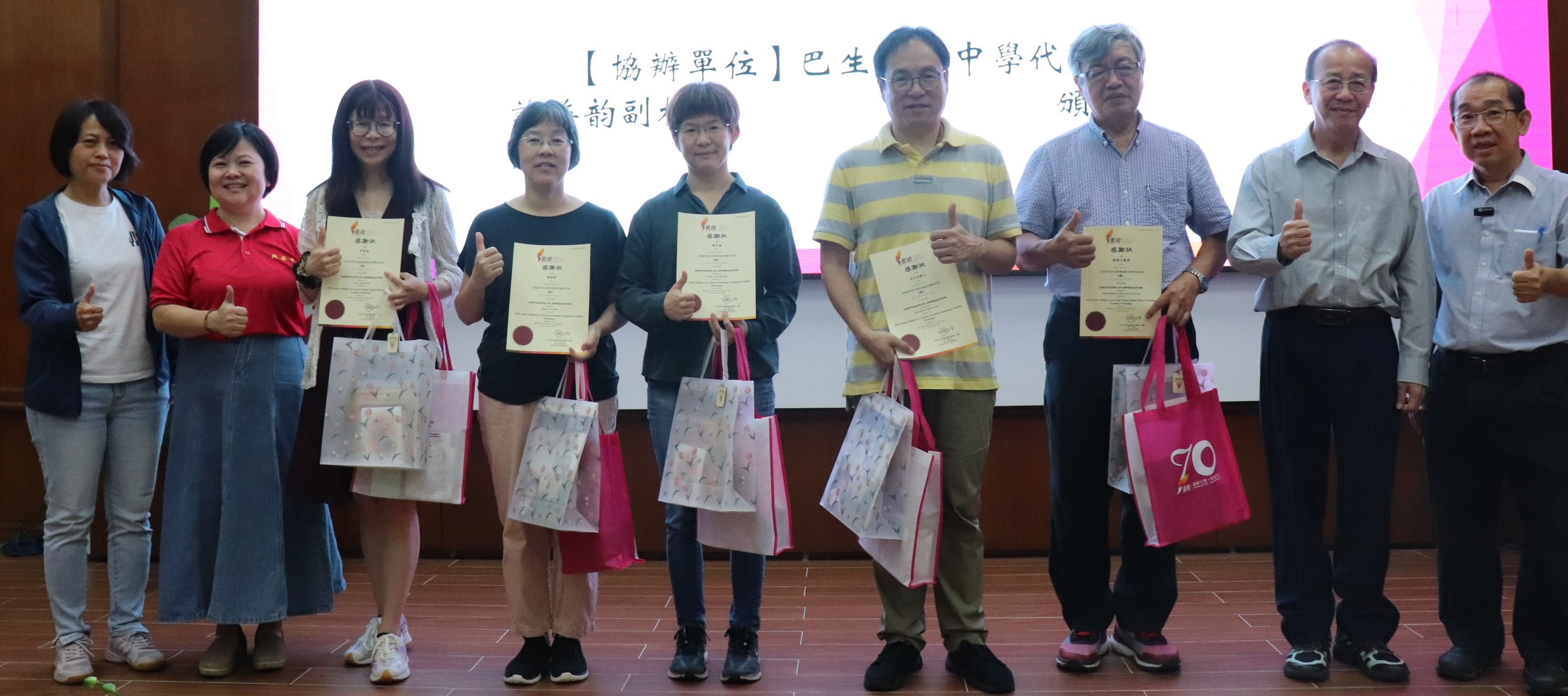 圖1：開幕式主辦單位董總代表與協辦單位巴生興華中學代表頒發感謝狀及伴手禮予講師們。董教總華文獨中工委會統一考試委員會委員林美燕博士（左一）、巴生興華中學許梅韻副校長（左二）、董總曾慶方副執行長（右一）、董教總華文獨中工委會統一考試委員會主任郭榮錦博士（右二）。（從左三起來）尹詩惠老師、曹雅萍老師、韓中梅老師、任宗浩博士及陳國川教授。