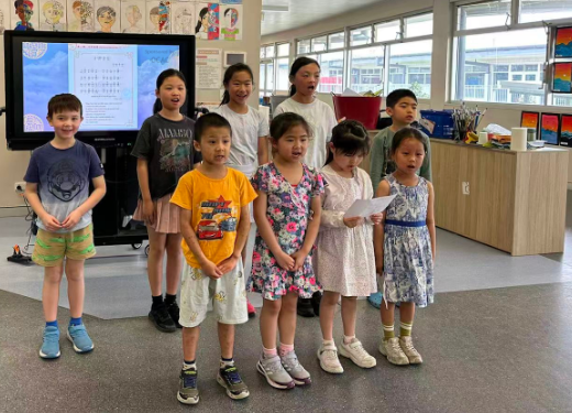 學生們投入朗誦〈靜夜思〉詩歌，展現中文語言的節奏與韻味。