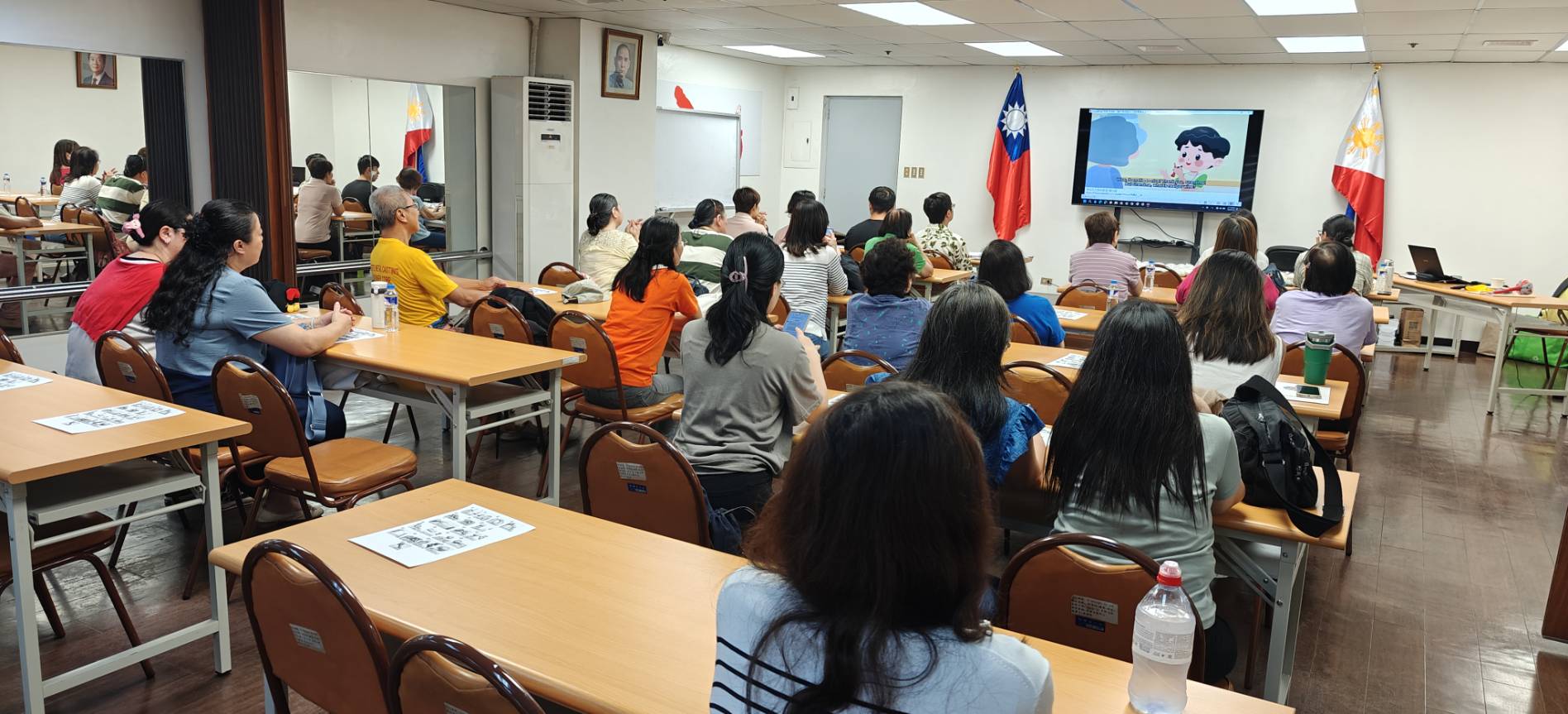 教師聚精會神學習