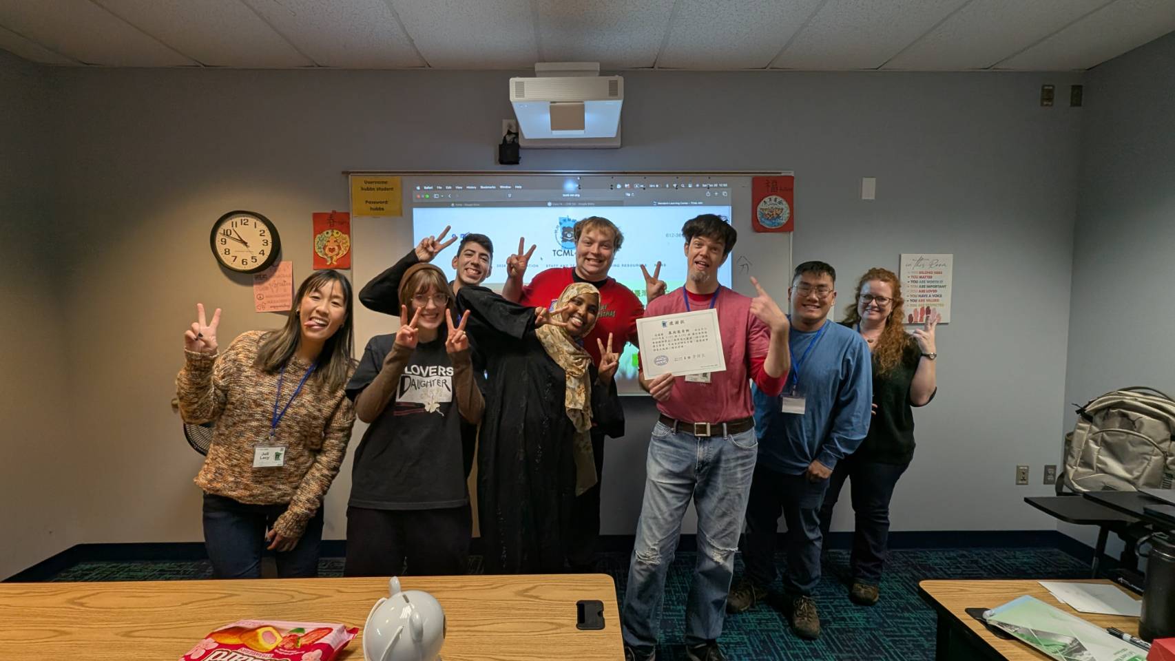 102班學生致贈感謝狀給慕尚恩老師