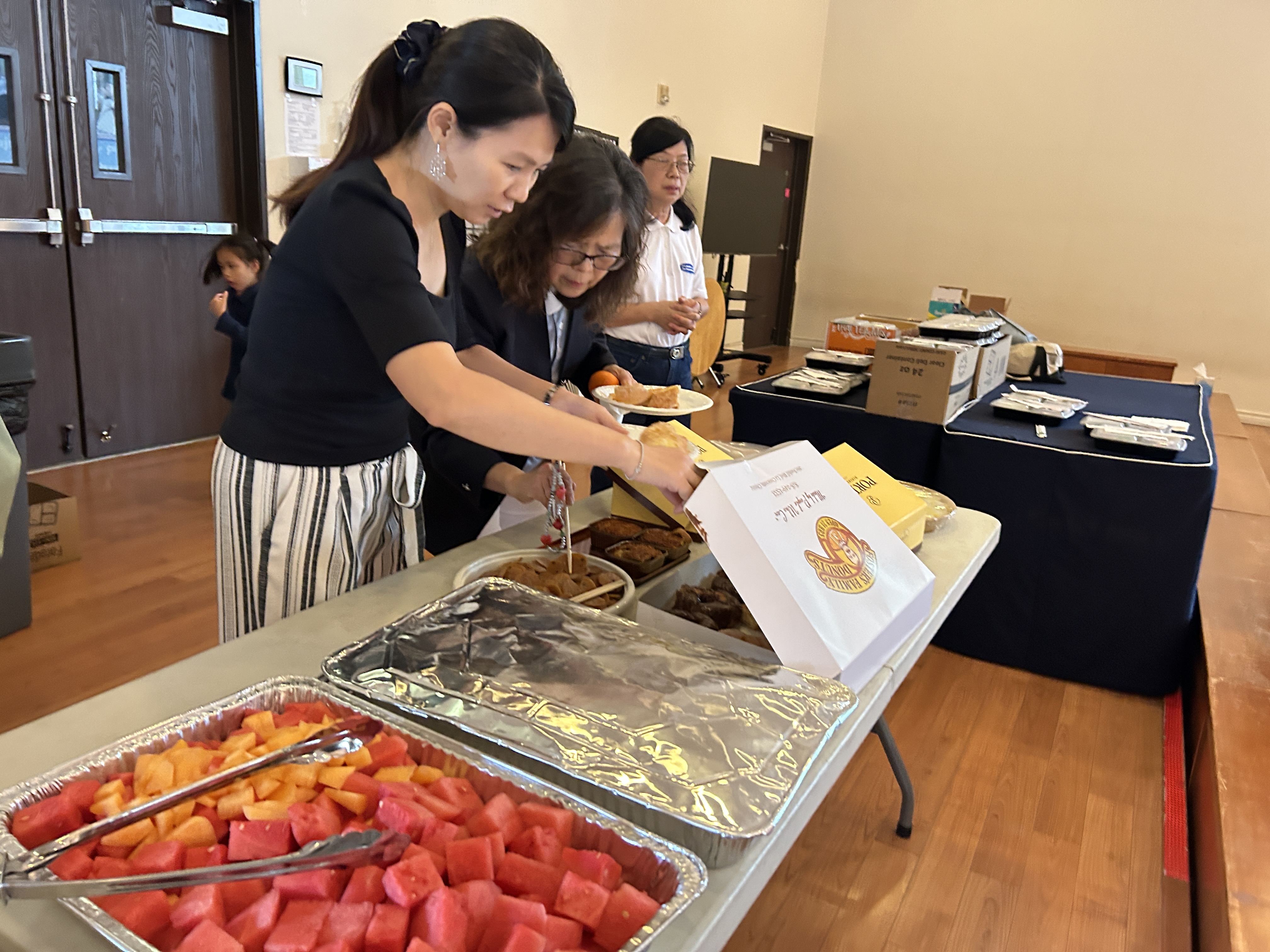 學生、家屬與教師共同慶祝中秋佳節，歡聚享用豐盛午餐。