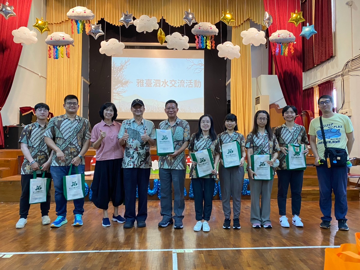 張晉福校長贈送禮物予泗水臺校