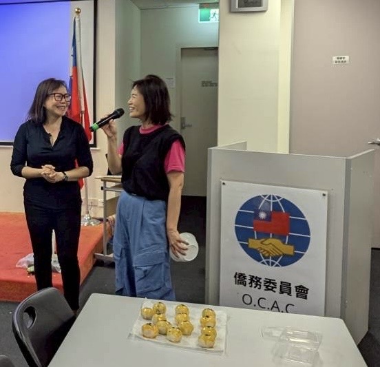 5、澳洲台灣同鄉會謝明君會長也出席研習會現場，除了參與月餅的製作之外，還特別祝福每一位老師中秋佳節愉快、闔家幸福美滿。