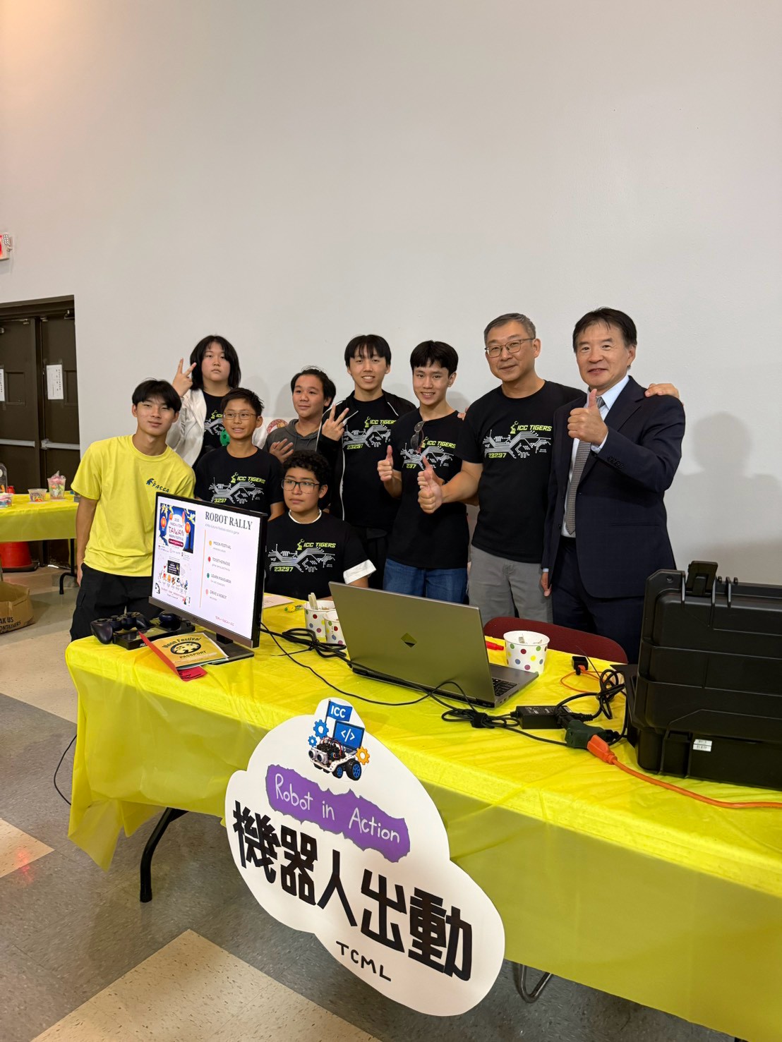 高主任與ICC Robotic Club教練和學生合影