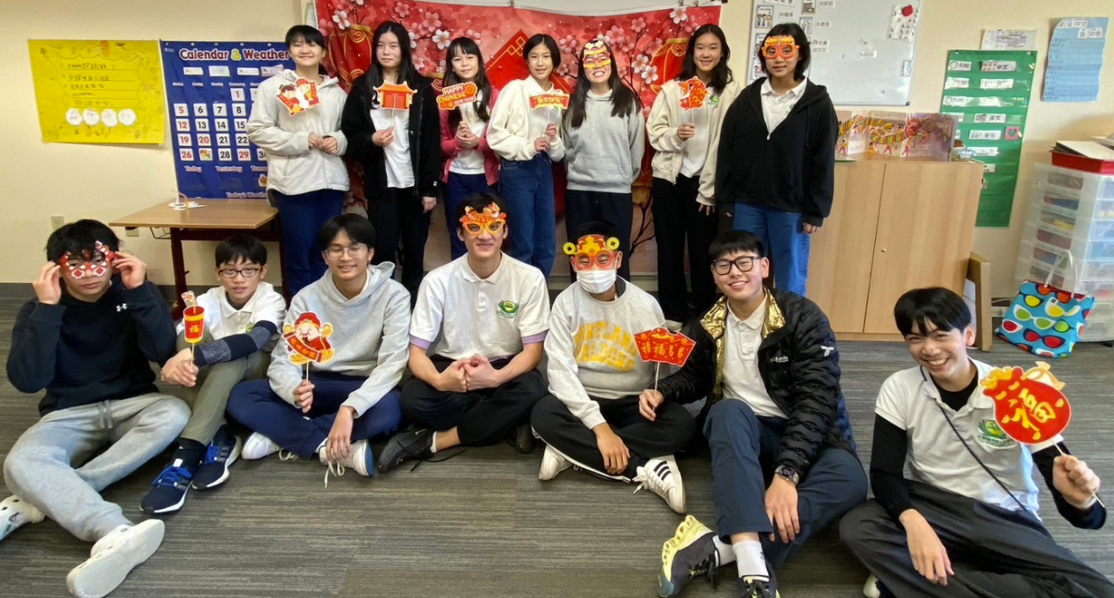 高階班學生們拿新年拍照道具合照。