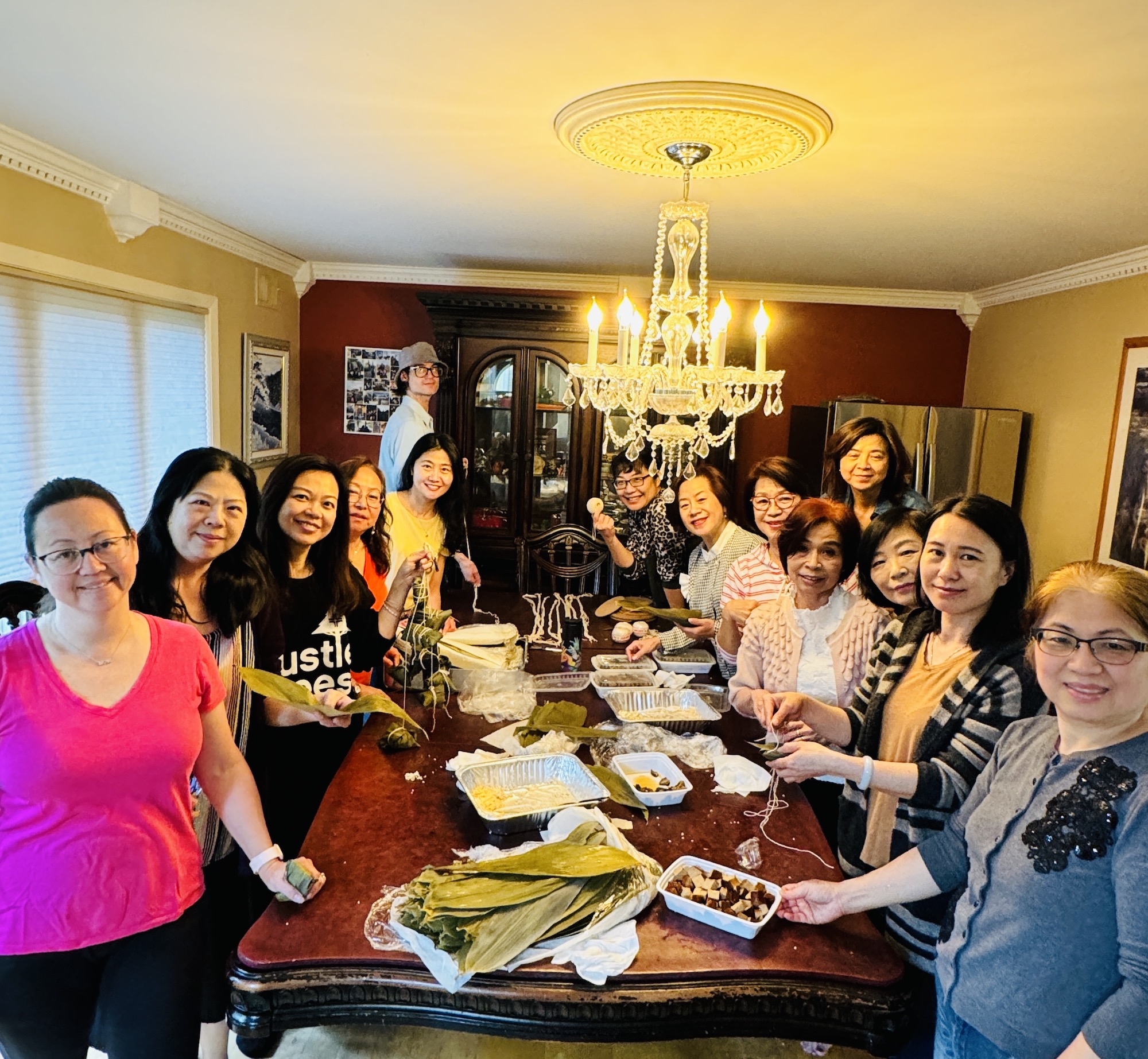 新海行政人員、老師和TCML學生於活動前一天一起包了300顆粽子給全校師生享用