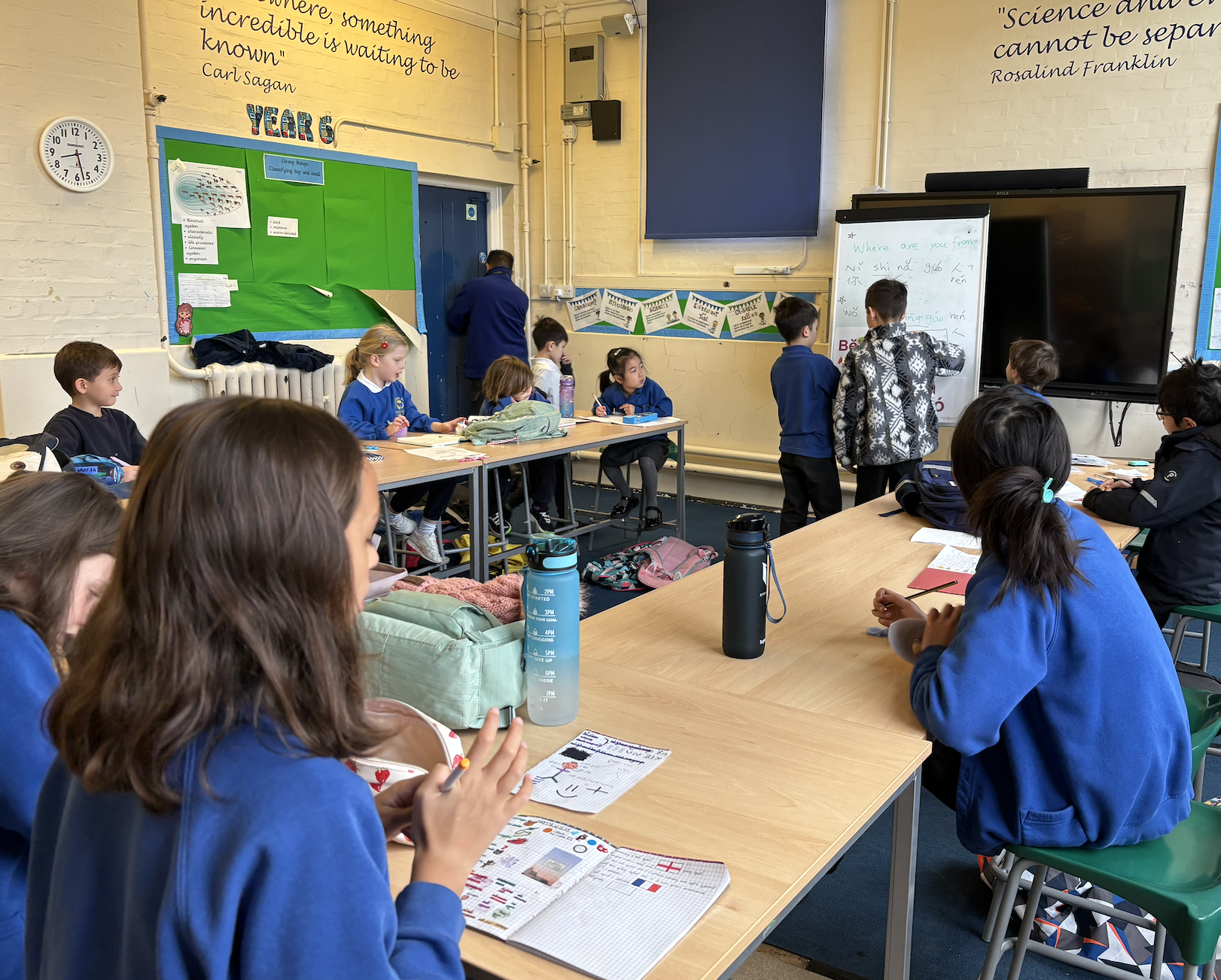 學生們正專注地畫圖並講述自己的故事。他們一邊動筆創作，一邊用生動的語言描述畫中的內容，有的描述人物的動作，有的講解場景的背景，還有人編織出完整的故事情節，讓畫作變得更加生動有趣。