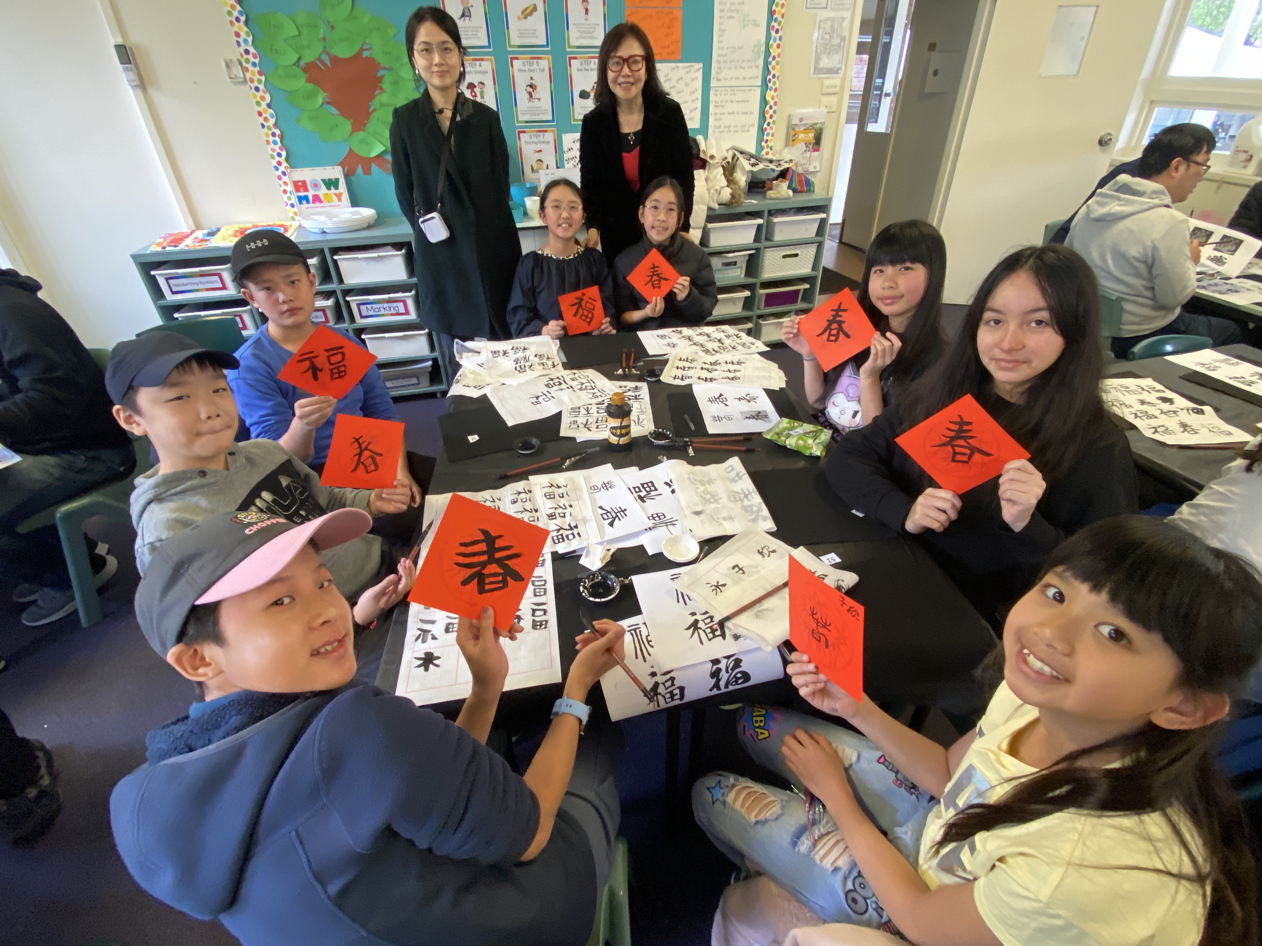 中高年級同學最後完成春聯的「春」及「福」字