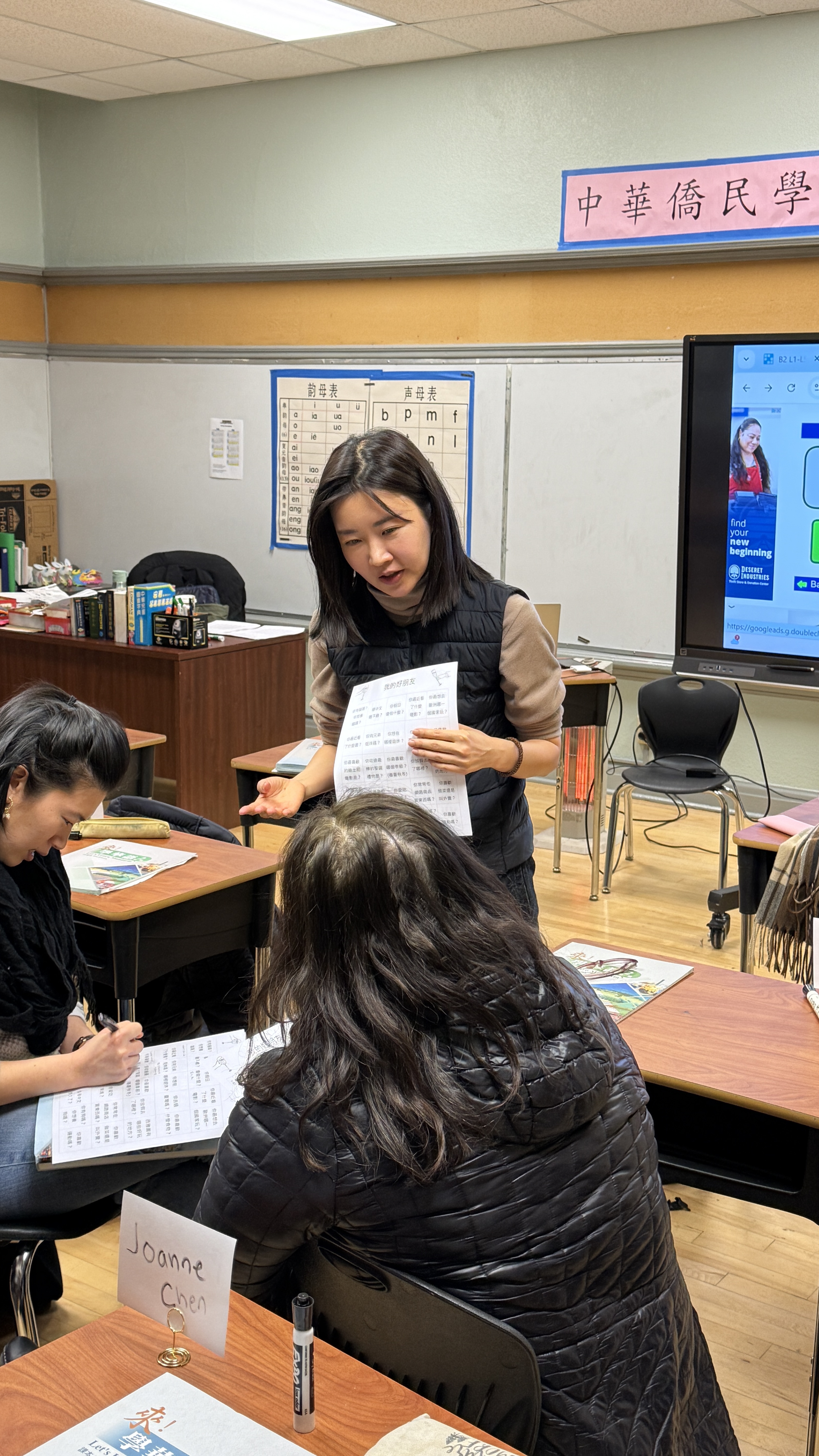 吳軒慧老師指導學生上課中