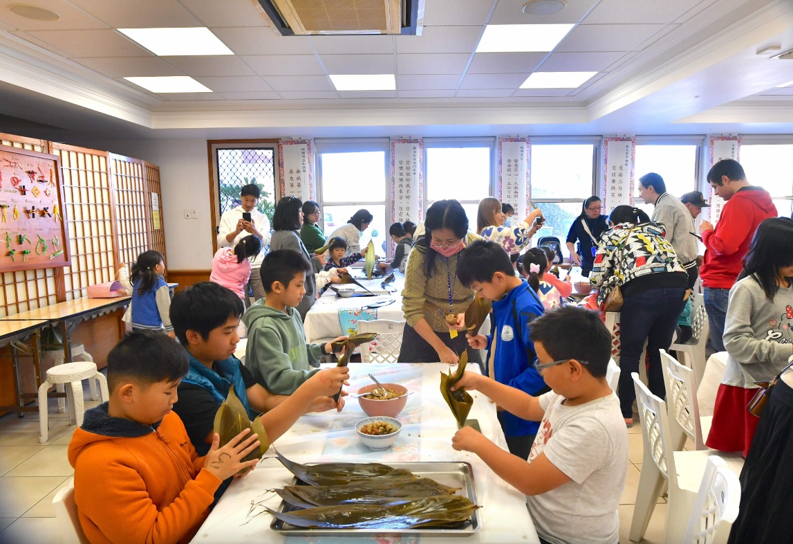 學生動手包粽子