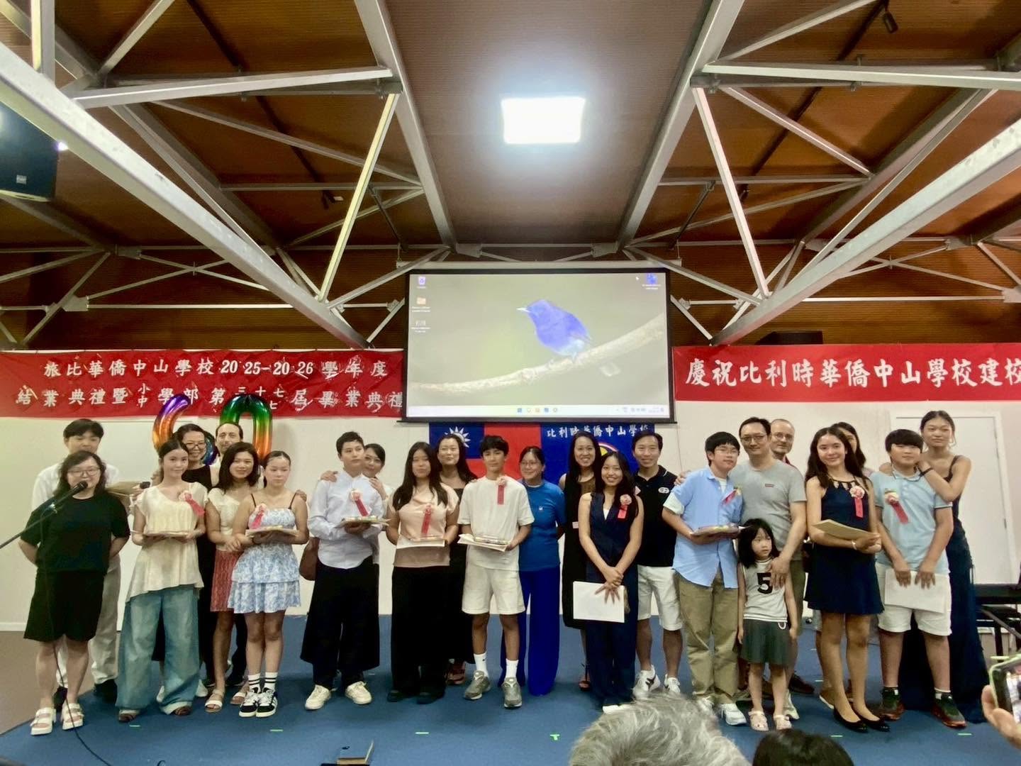 小學部畢業生與家人大合照