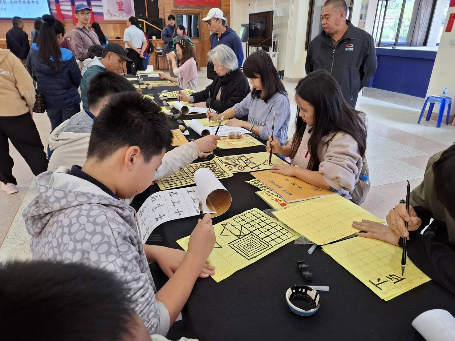 師生共同揮毫練習