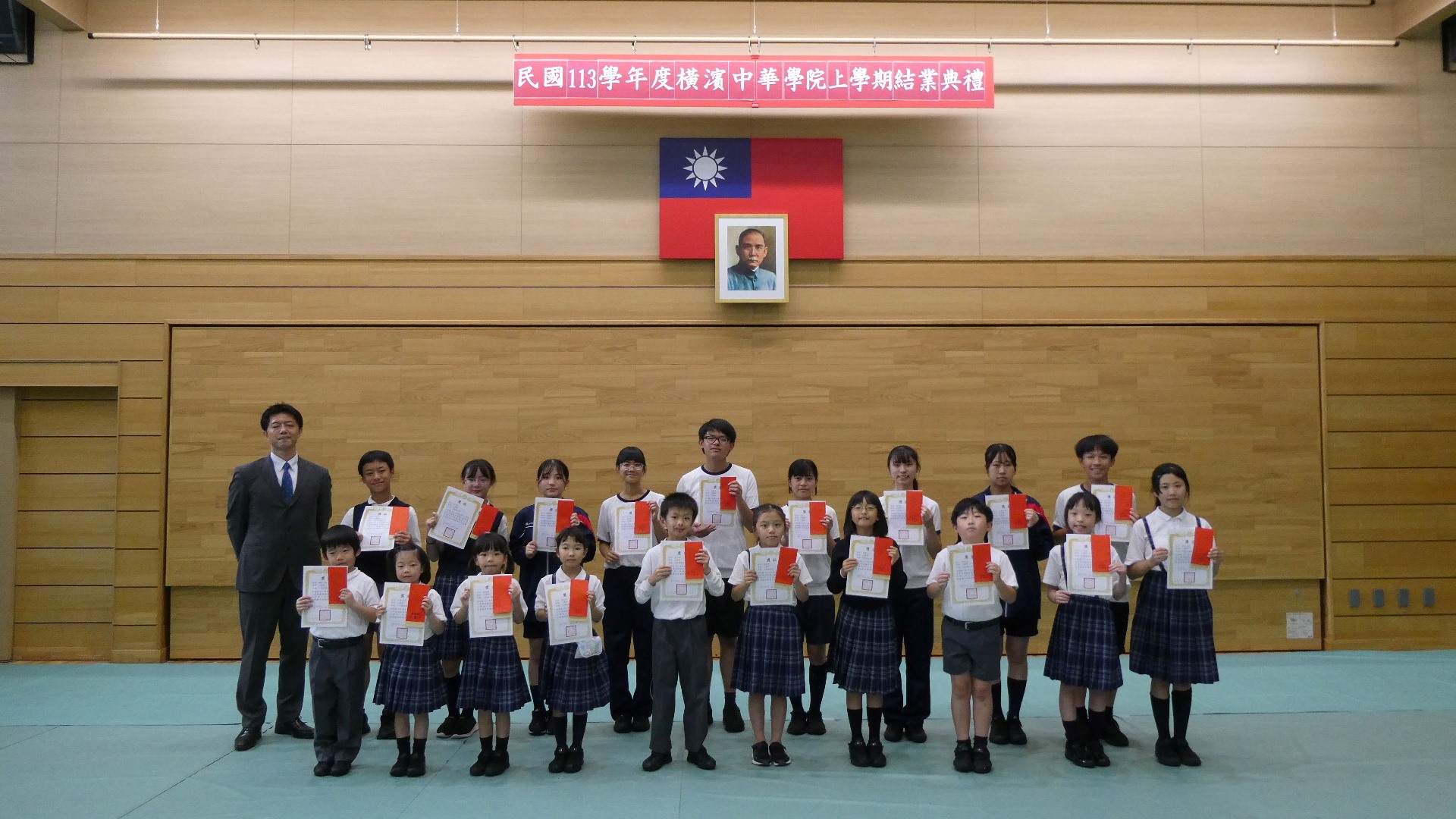 演講比賽優勝者受贈獎狀、圖書卡以及僑務委員洪益芬女士的獎金
