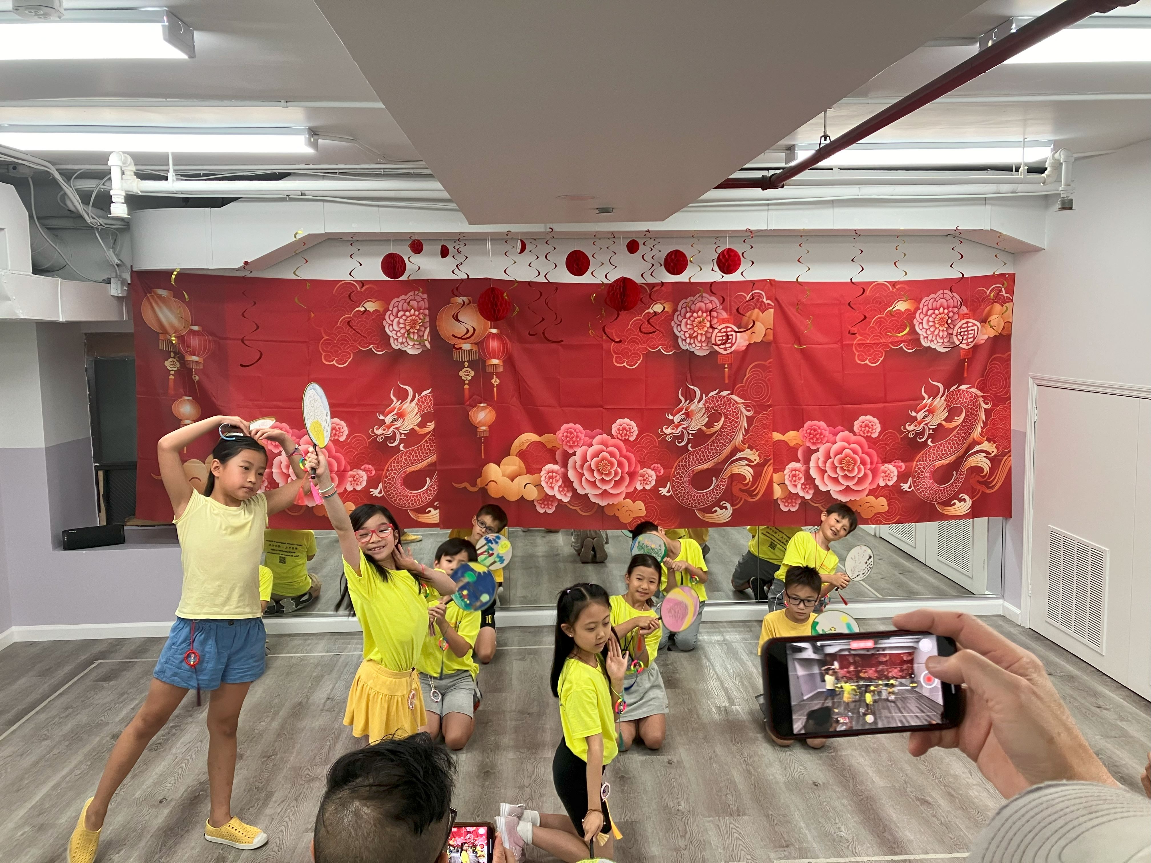 中年級班學生表演圓扇舞