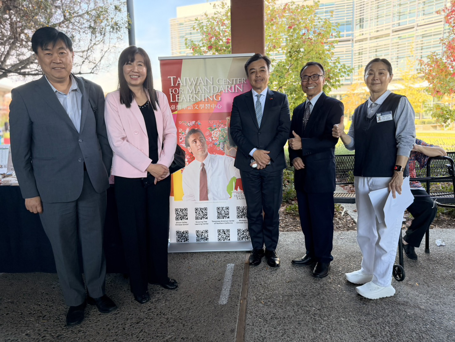 北加州大專校友聯合會會長奚藻勳（左一）、金山灣區僑教中心主任莊雅淑（左二）及駐舊金山經文處處長伍志翔（右三）蒞臨現場