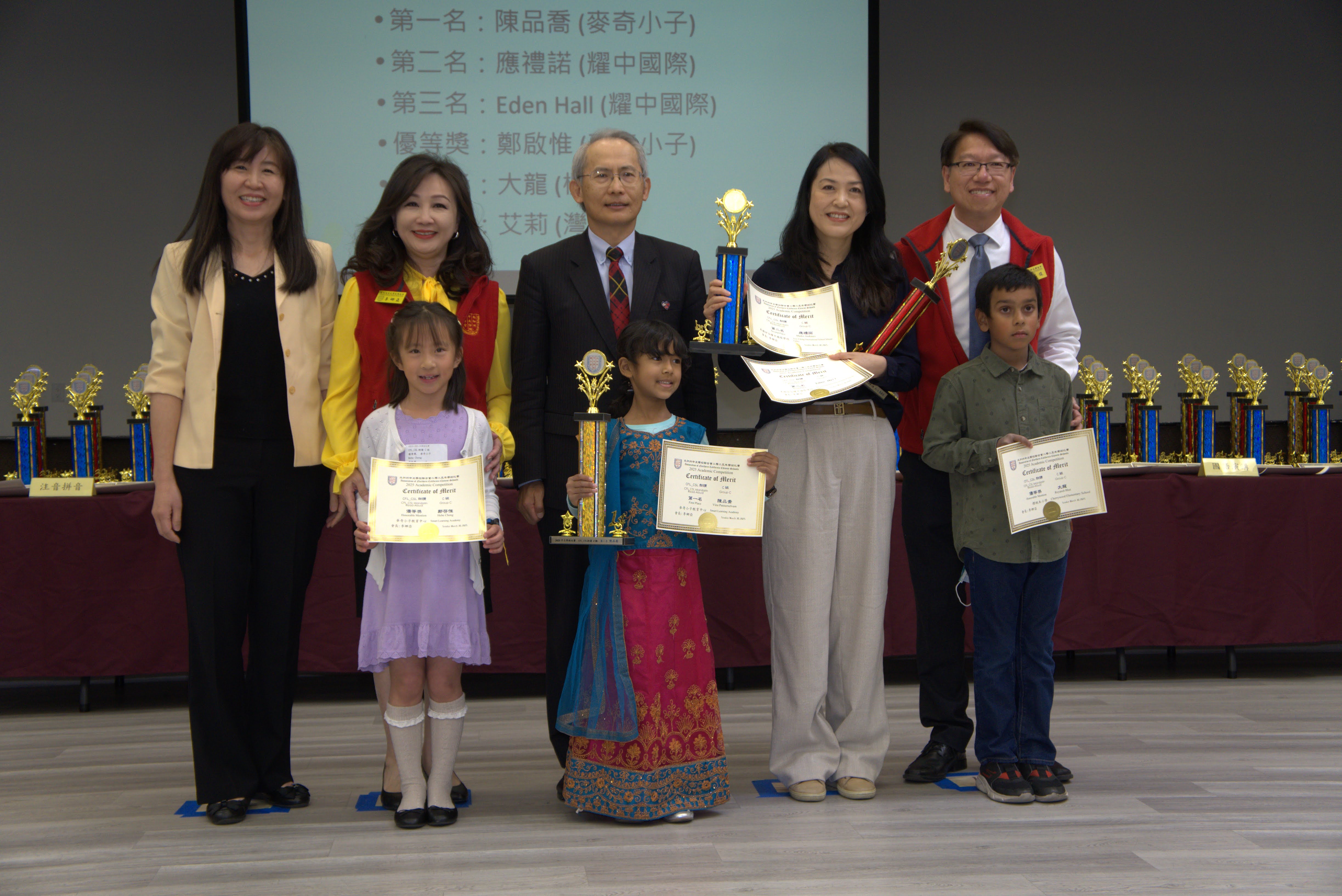 「北加州中文學校聯合會」會長李娜亞 (後排左二)、駐舊金山辦事處處長賴銘琪(後排右三)與金山灣區文教中心主任莊雅淑(後排左一)分別頒獎各組比賽優勝選手獎狀與獎盃