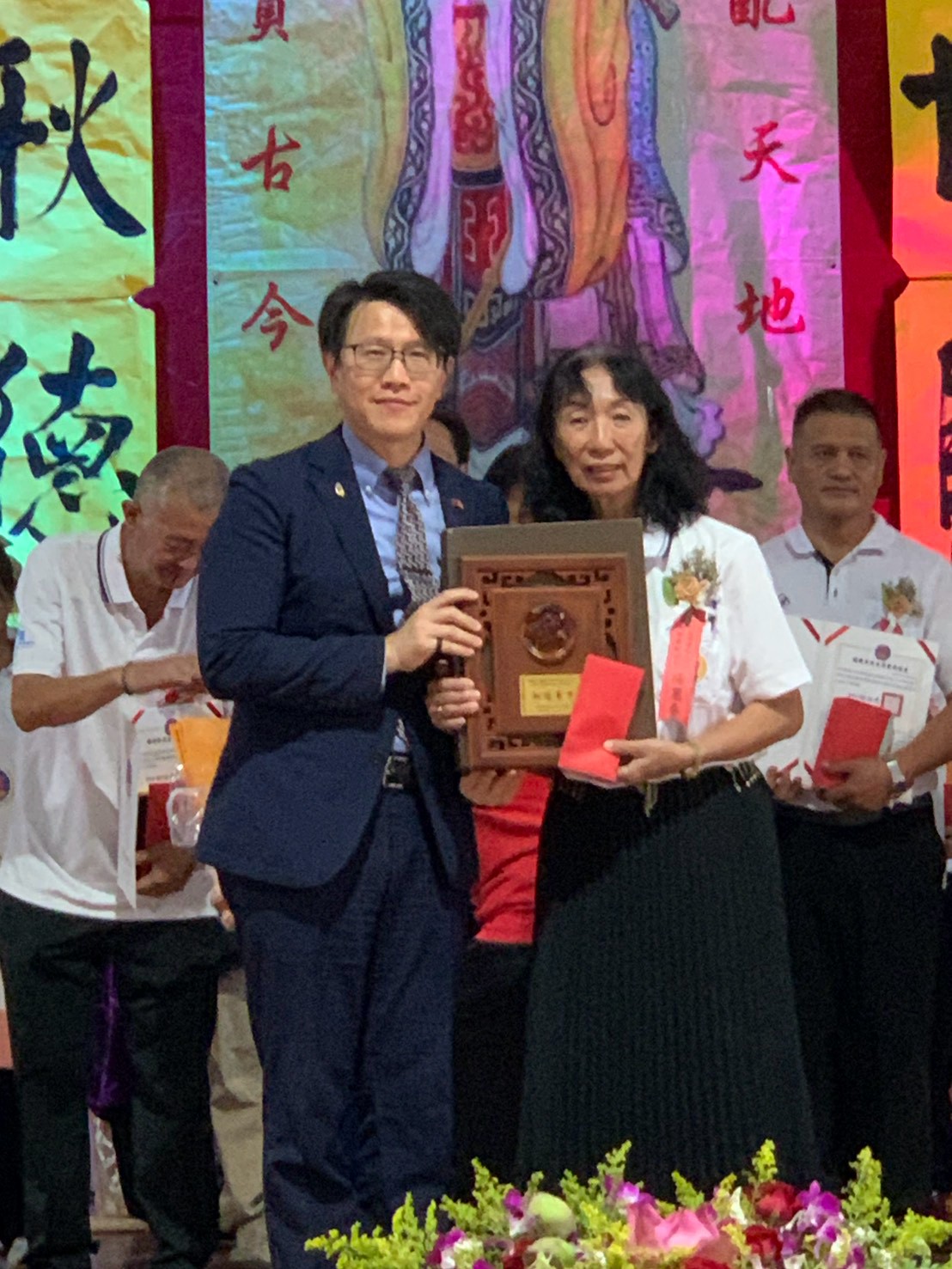 董思齊公使親頒僑委會115年海外僑民學校獎勵50年獲獎者楊麗春老師獎座及獎金