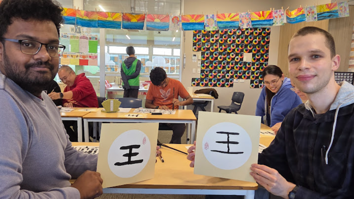 每位學員都在課堂中完成屬於自己的書法作品並合影留念。